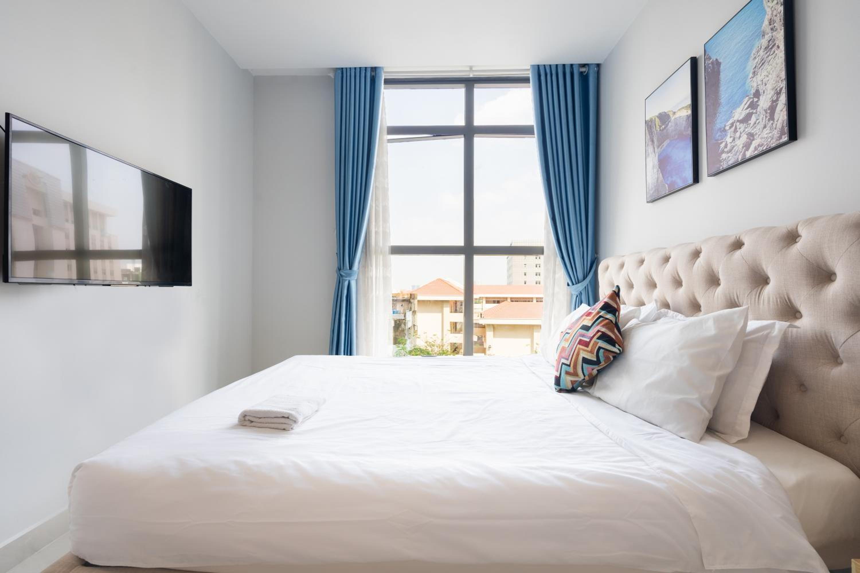 Lovely one bedroom stunning view in center