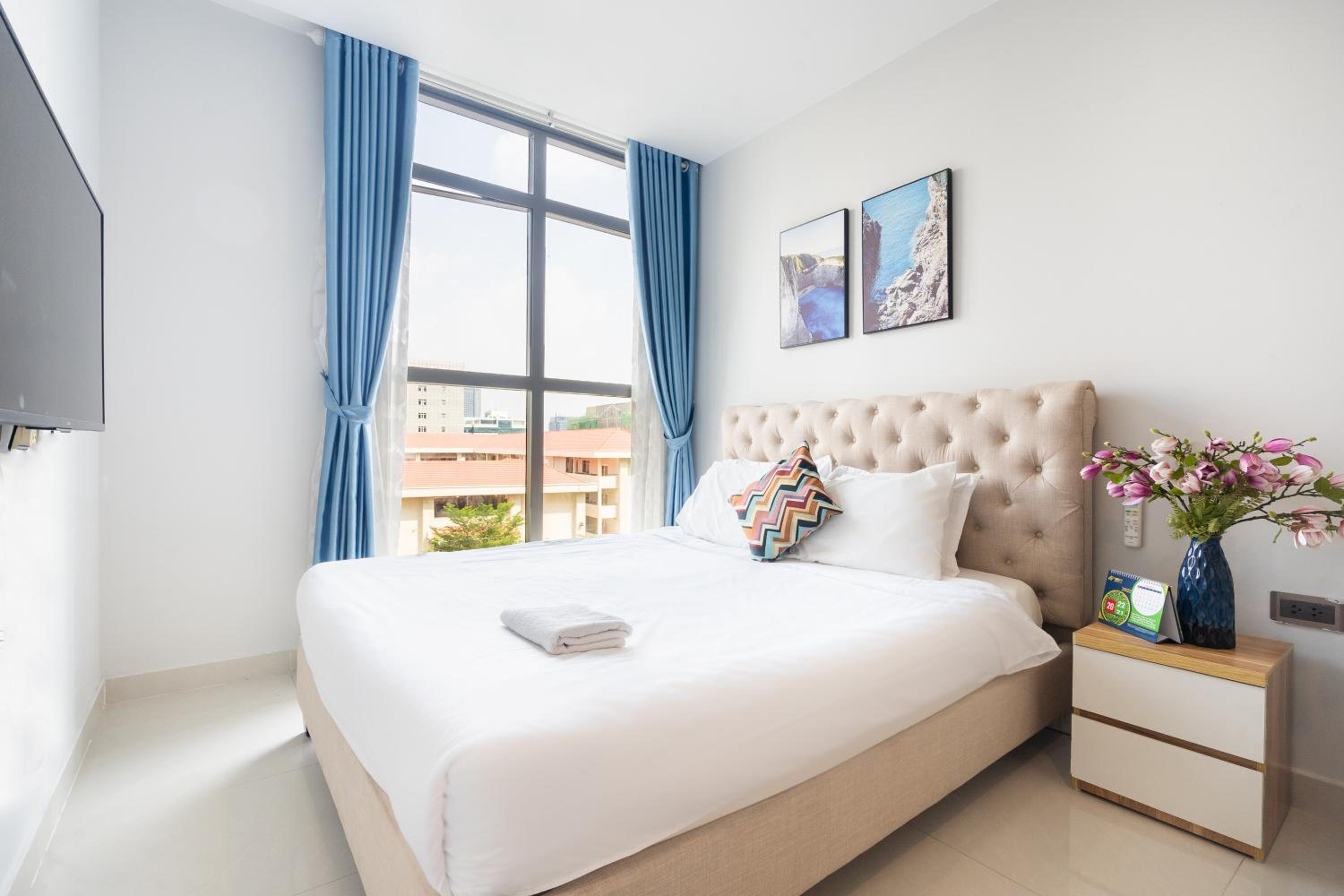 Lovely one bedroom stunning view in center
