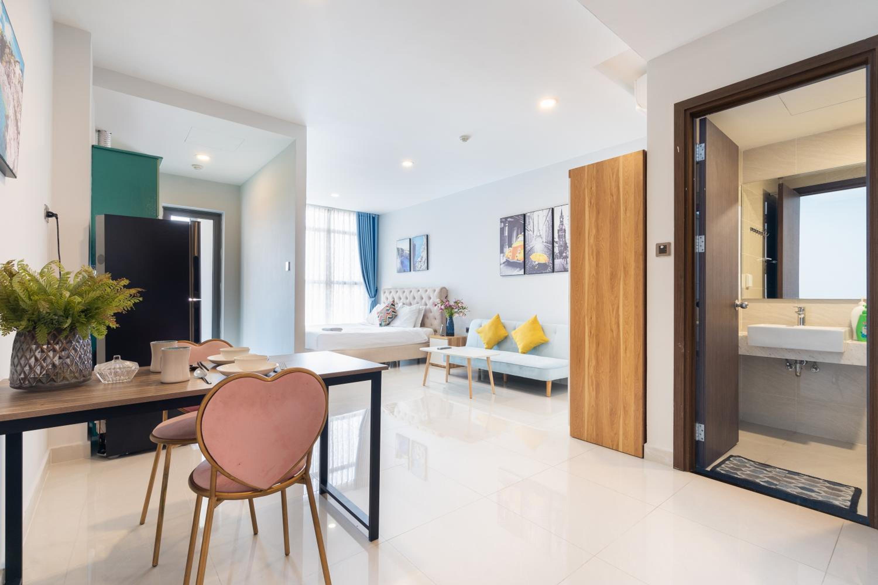 Lovely one bedroom stunning view in center