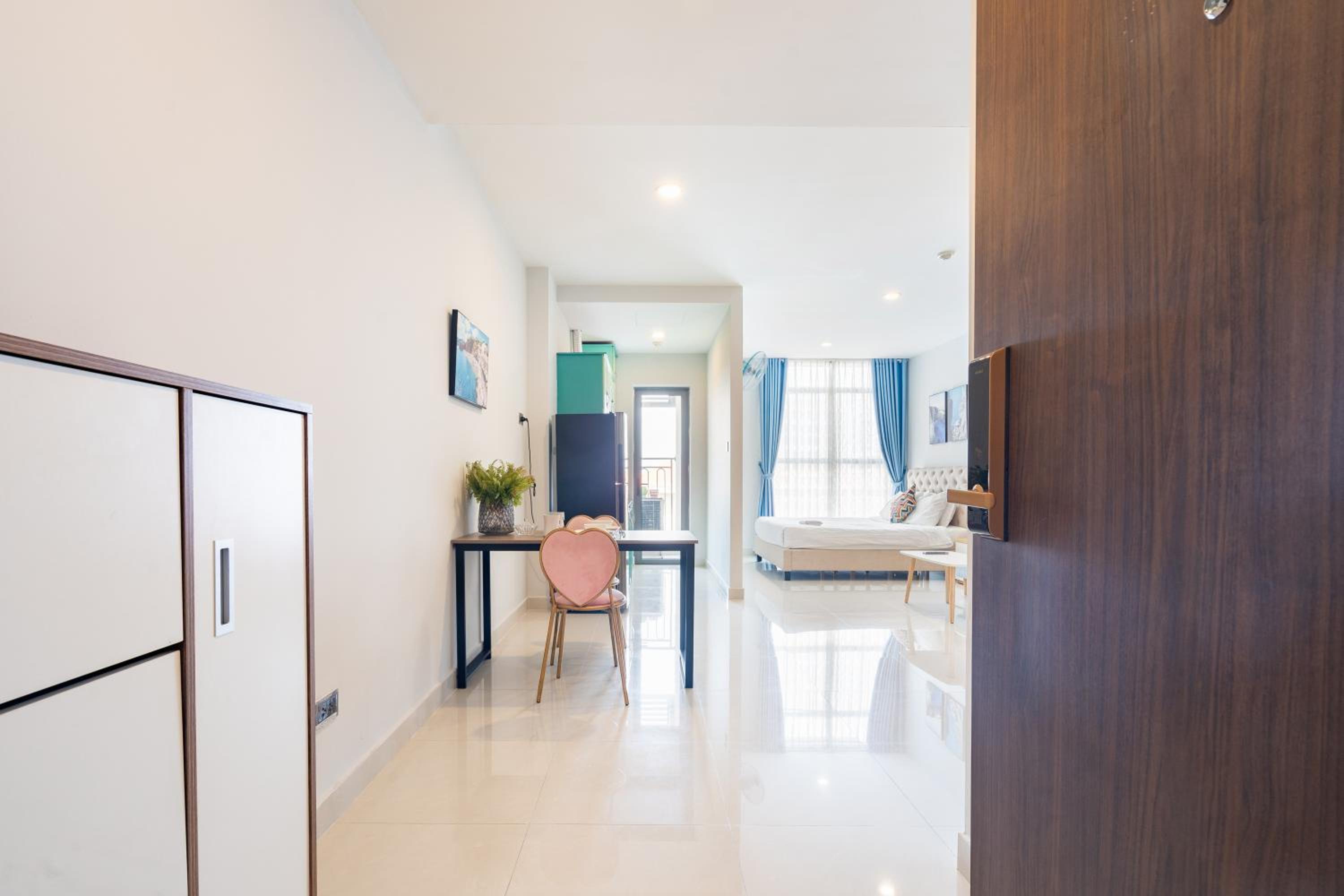 Lovely one bedroom stunning view in center