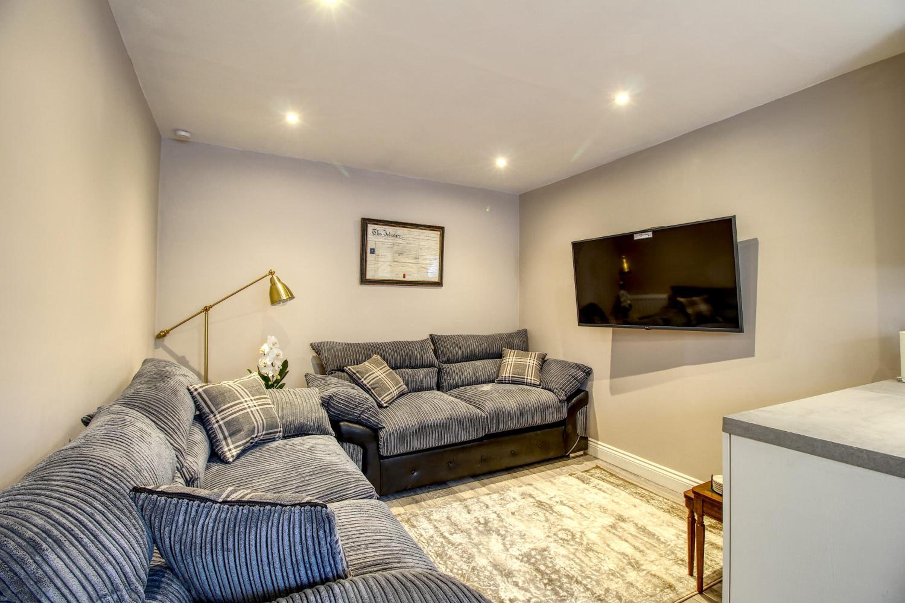 6 Dbl Bed, Central Huddersfield house inc parking view 3