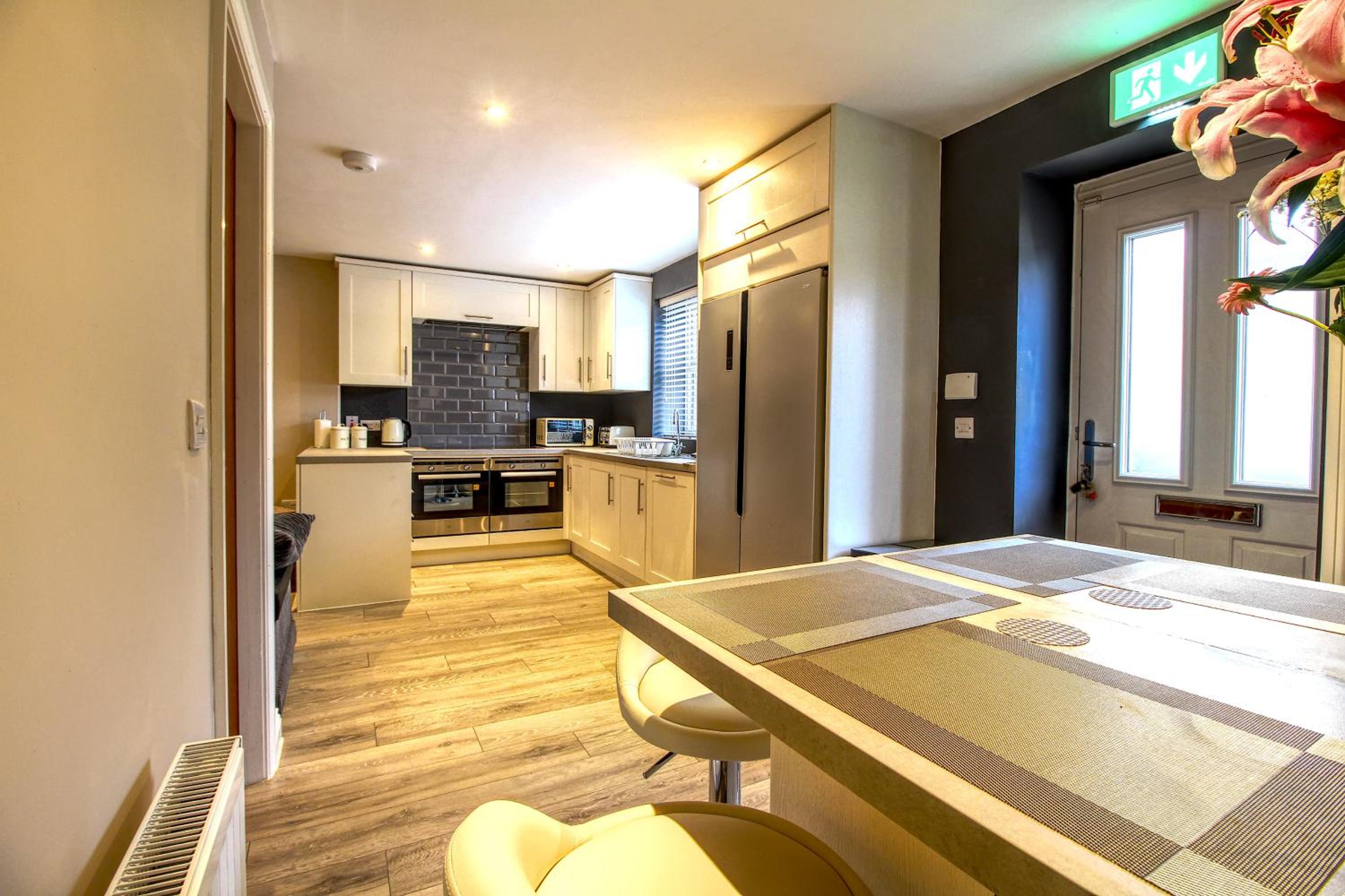 6 Dbl Bed, Central Huddersfield house inc parking view 2