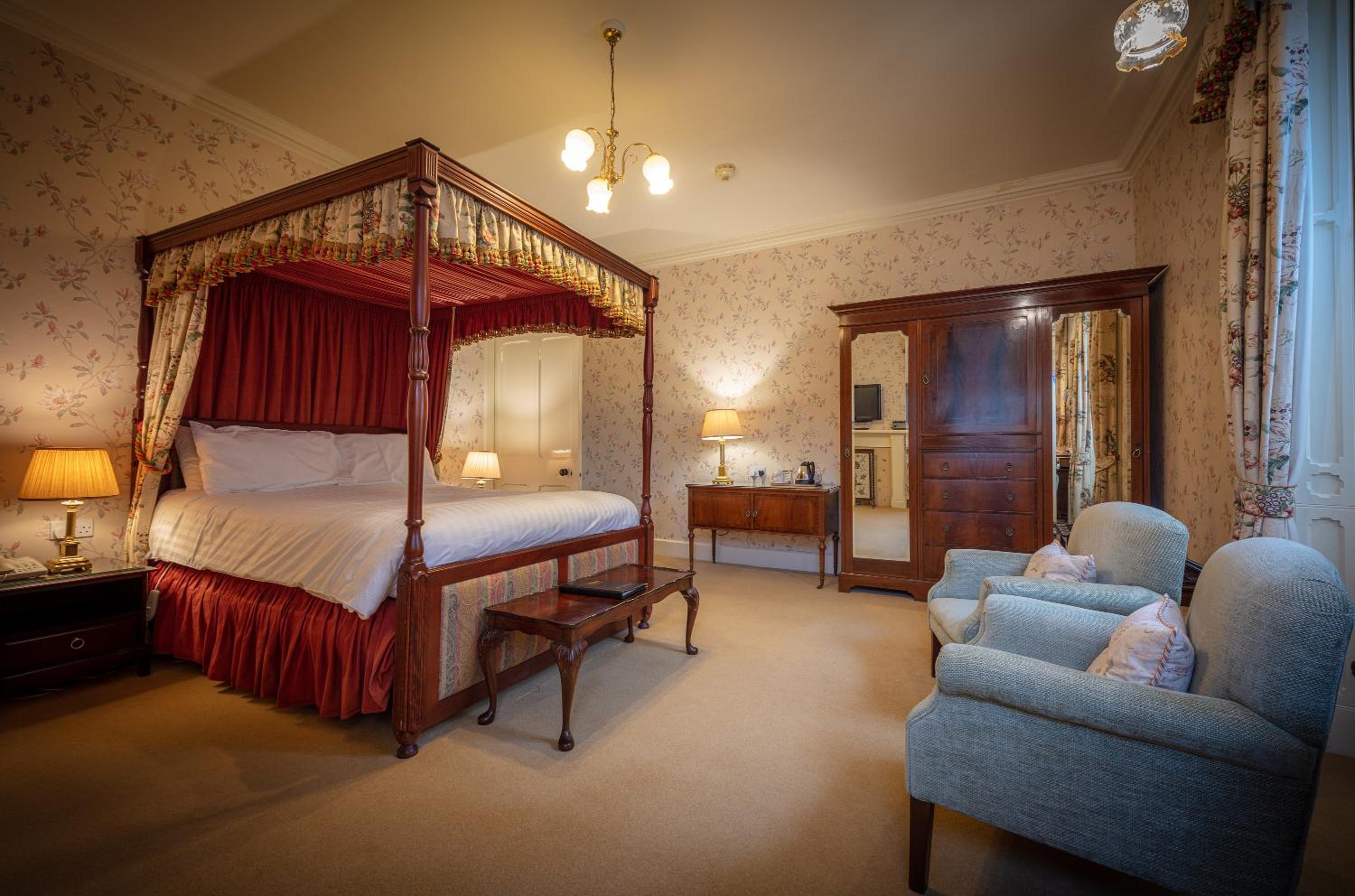 Glengarry Castle Hotel