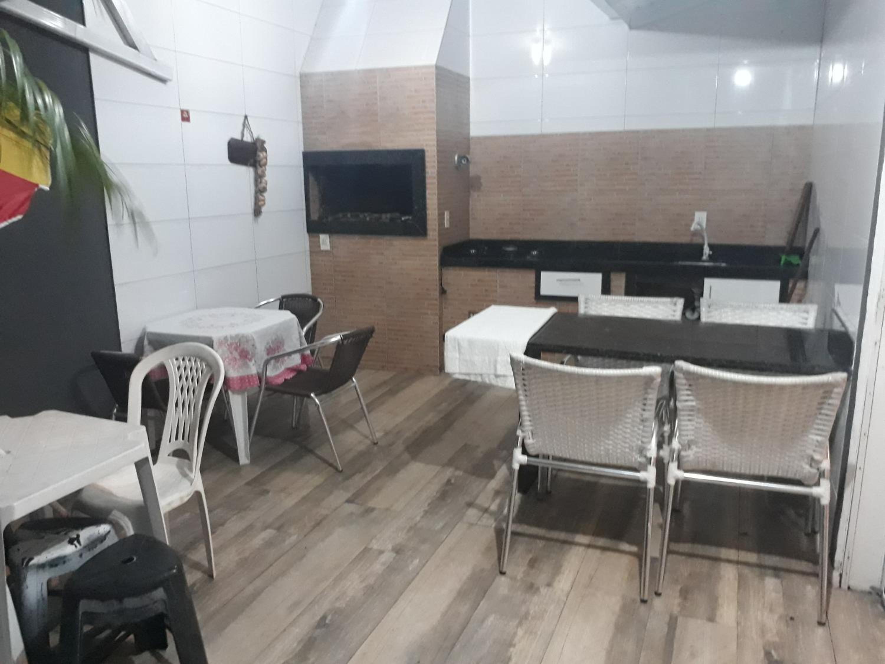 Sobrado 4 suítes, piscina , para até 12 pessoas 650 metros da praia de Bombinhas