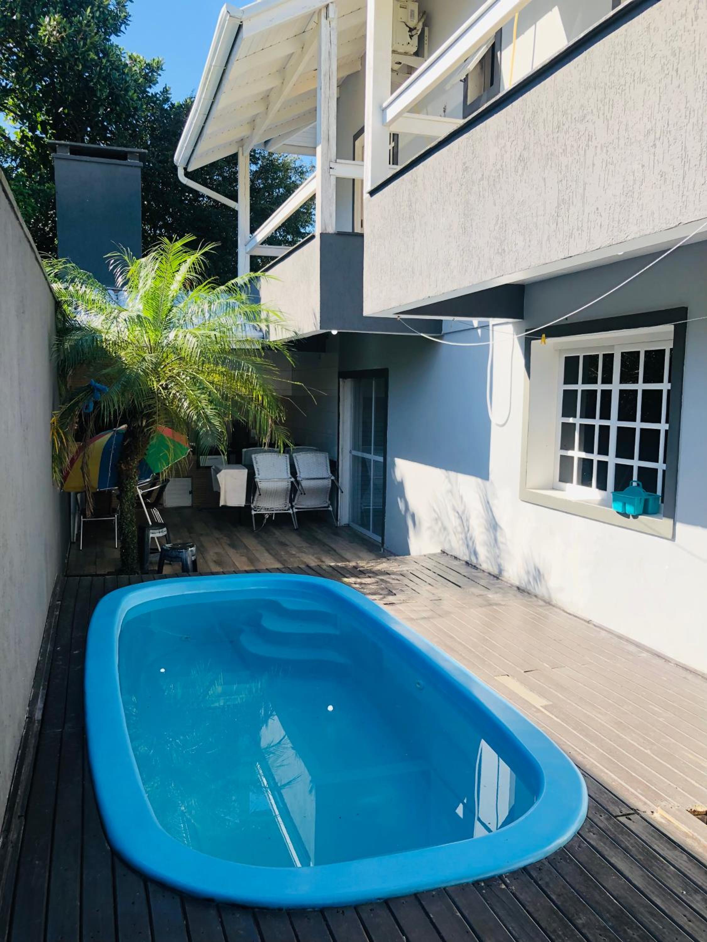 Sobrado 4 suítes, piscina , para até 12 pessoas 650 metros da praia de Bombinhas