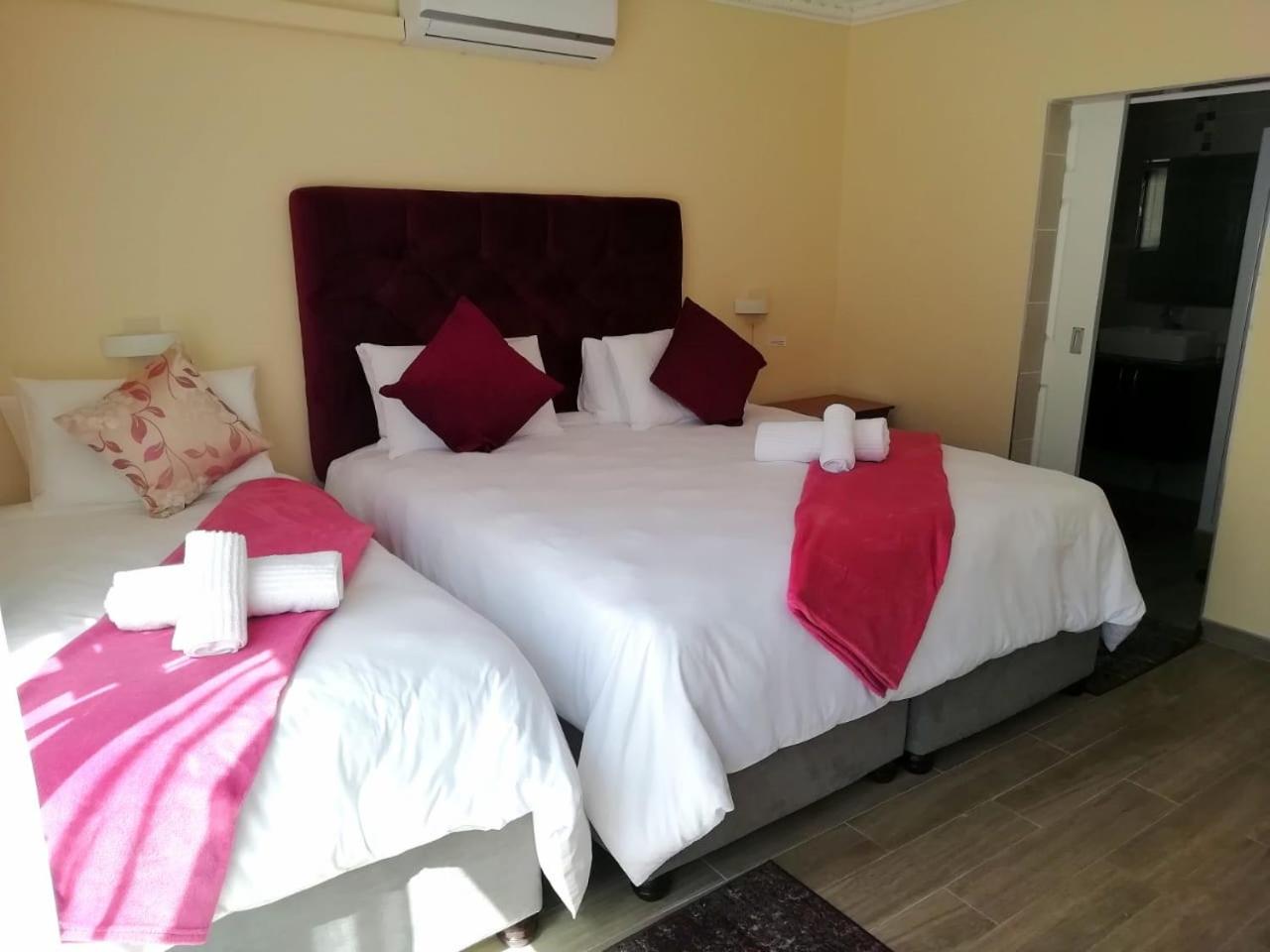 Lucolo Palace B&B - East London view 3