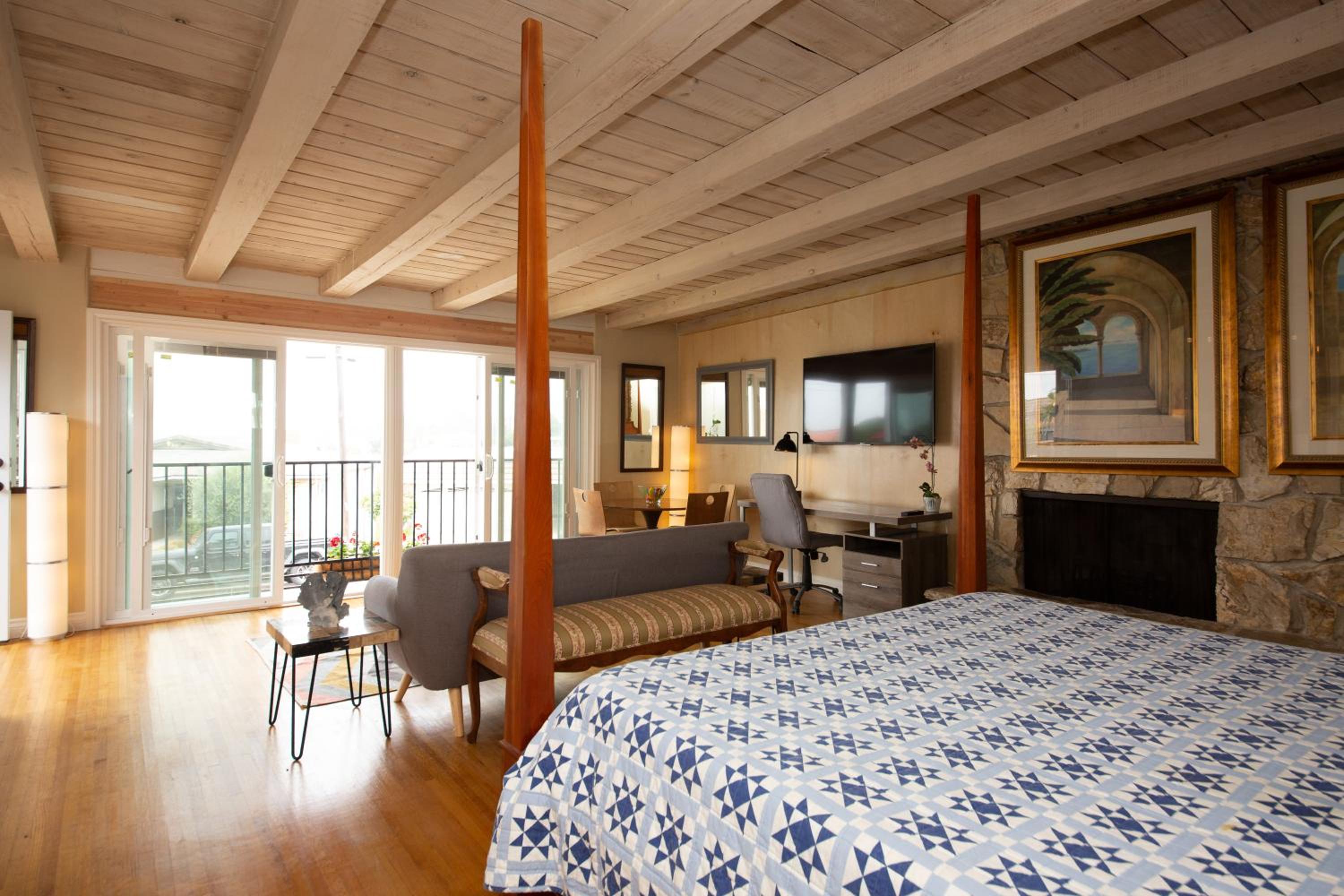 Overlooking Marina del Rey sailboats, is Green Ginger Playa Del Rey on the bluff,