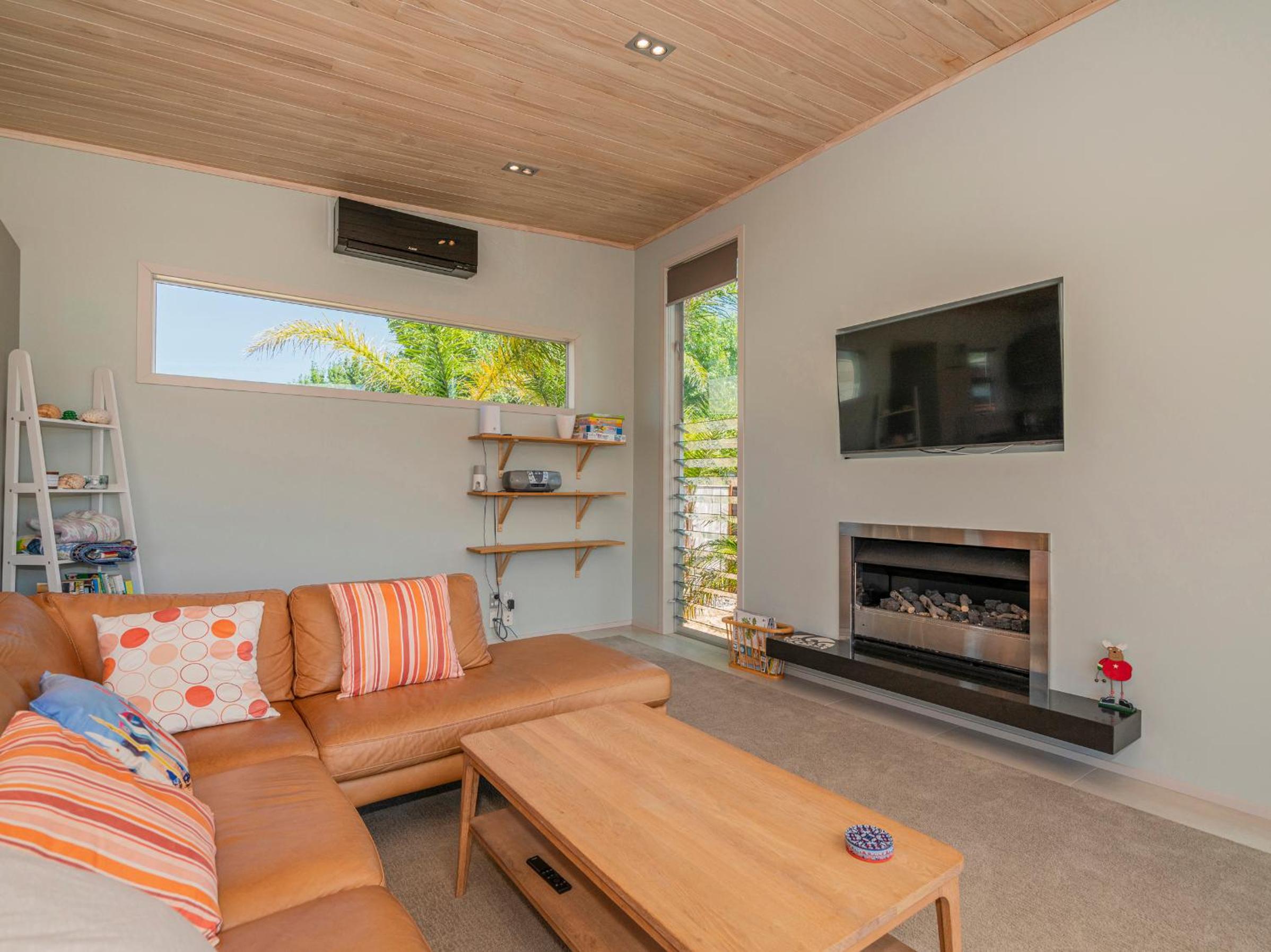 Castaway Bach - Whangamata Holiday Home view 3