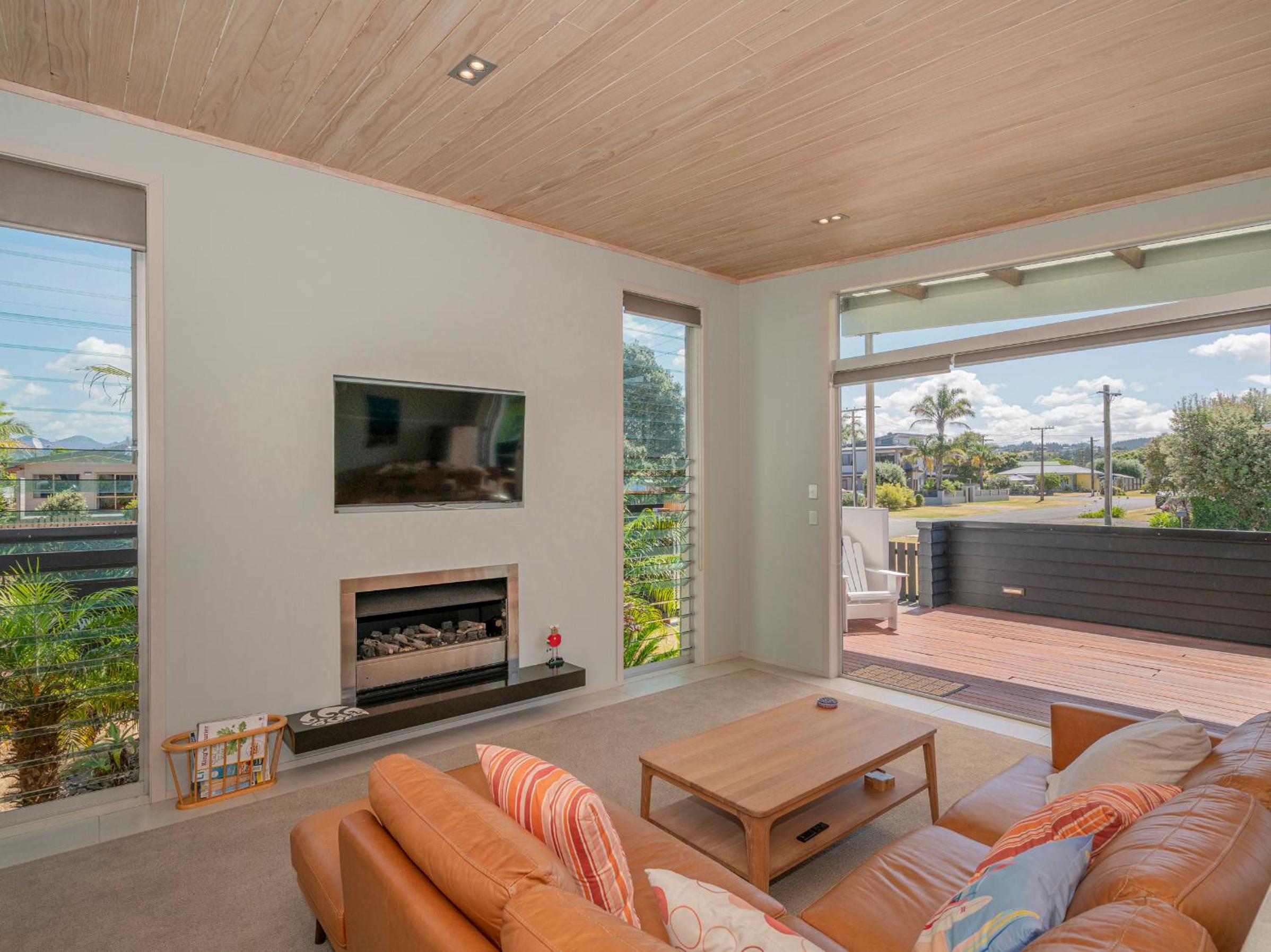 Castaway Bach - Whangamata Holiday Home view 4