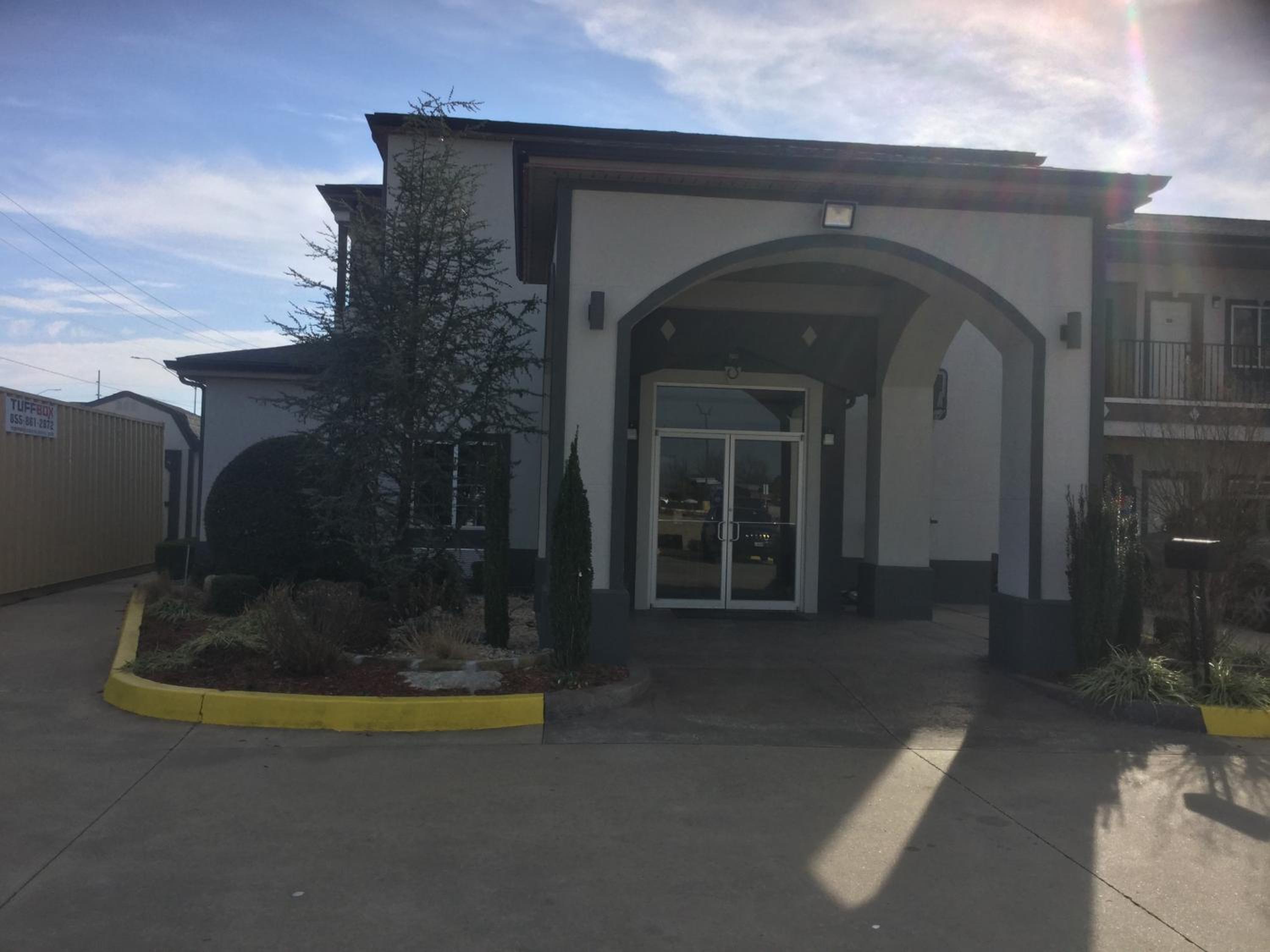 Muskogee Vacations - Muskogee Inn and Suites - Property Image 4