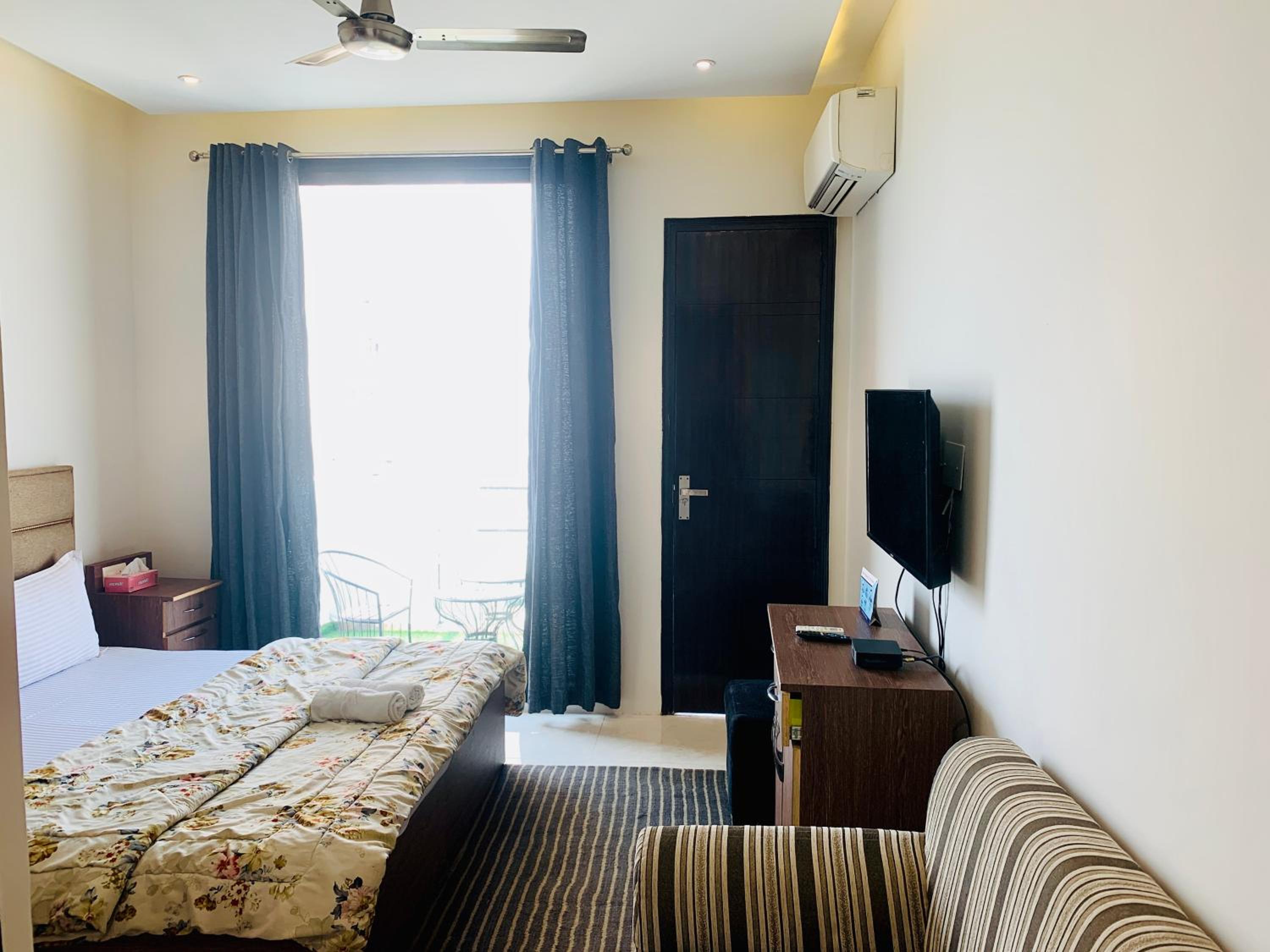 Gurgaon Vacations - Hotel City Premier - Near Galleria Market , Super Mart-1 DLF Gurgaon - Property Image 11
