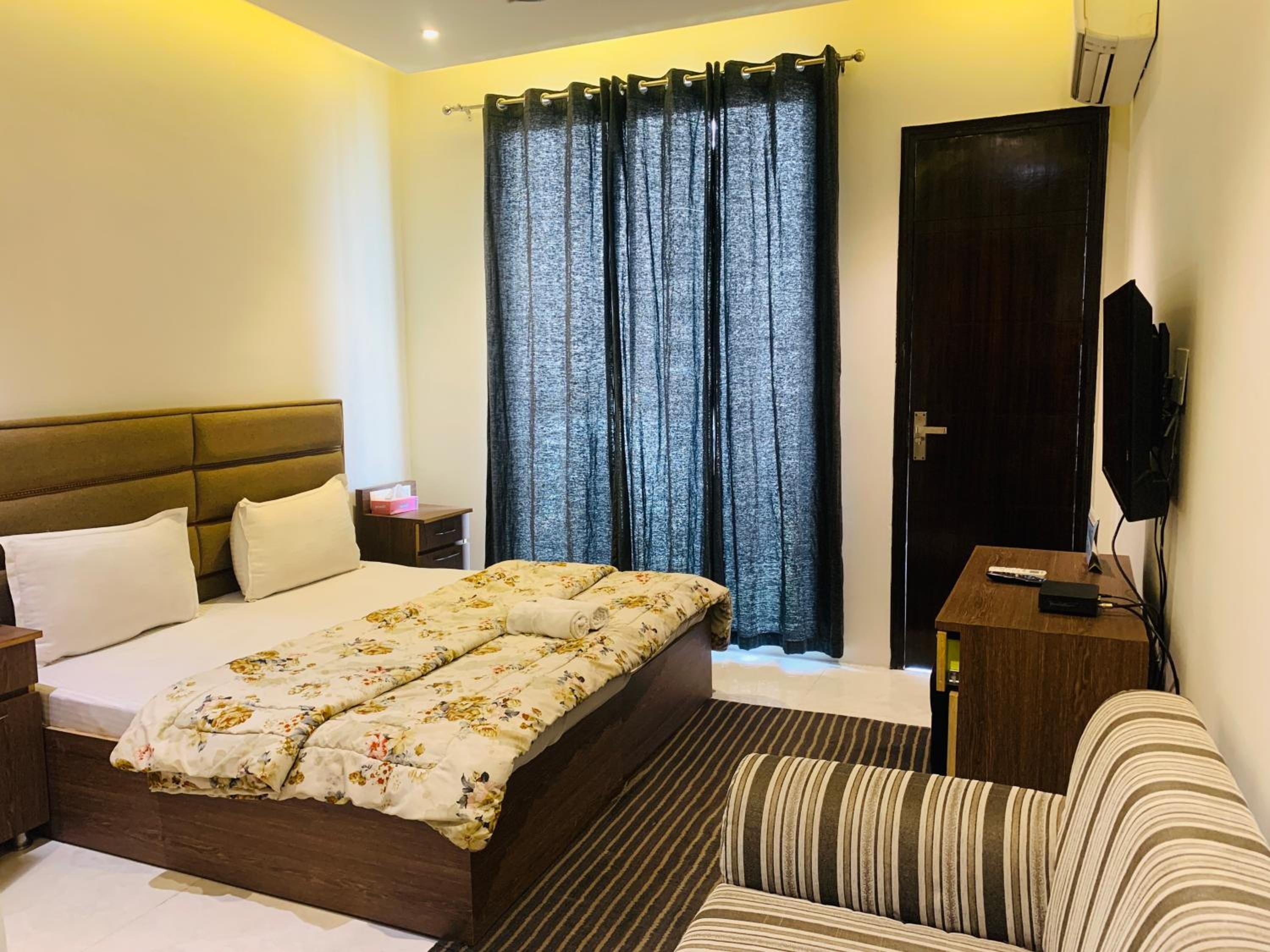 Gurgaon Vacations - Hotel City Premier - Near Galleria Market , Super Mart-1 DLF Gurgaon - Property Image 4