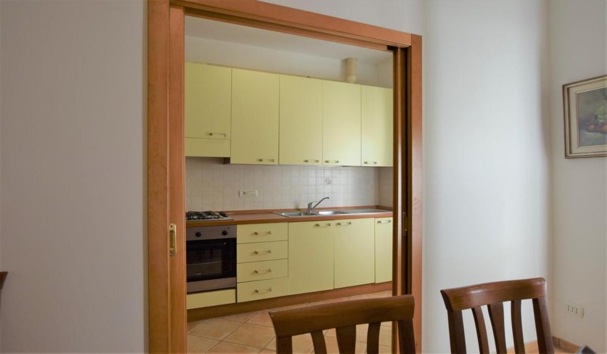 Primavera en Marina di Campo — kitchen