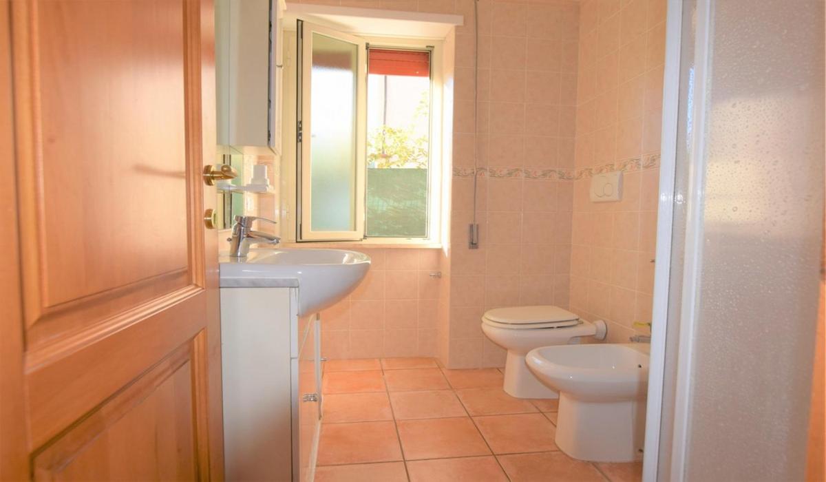 Primavera en Marina di Campo — bathroom