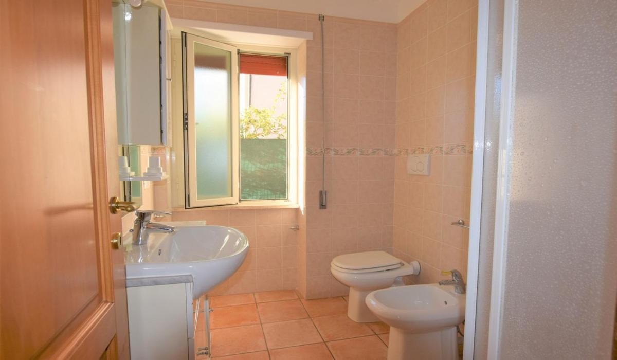 Primavera en Marina di Campo — bathroom