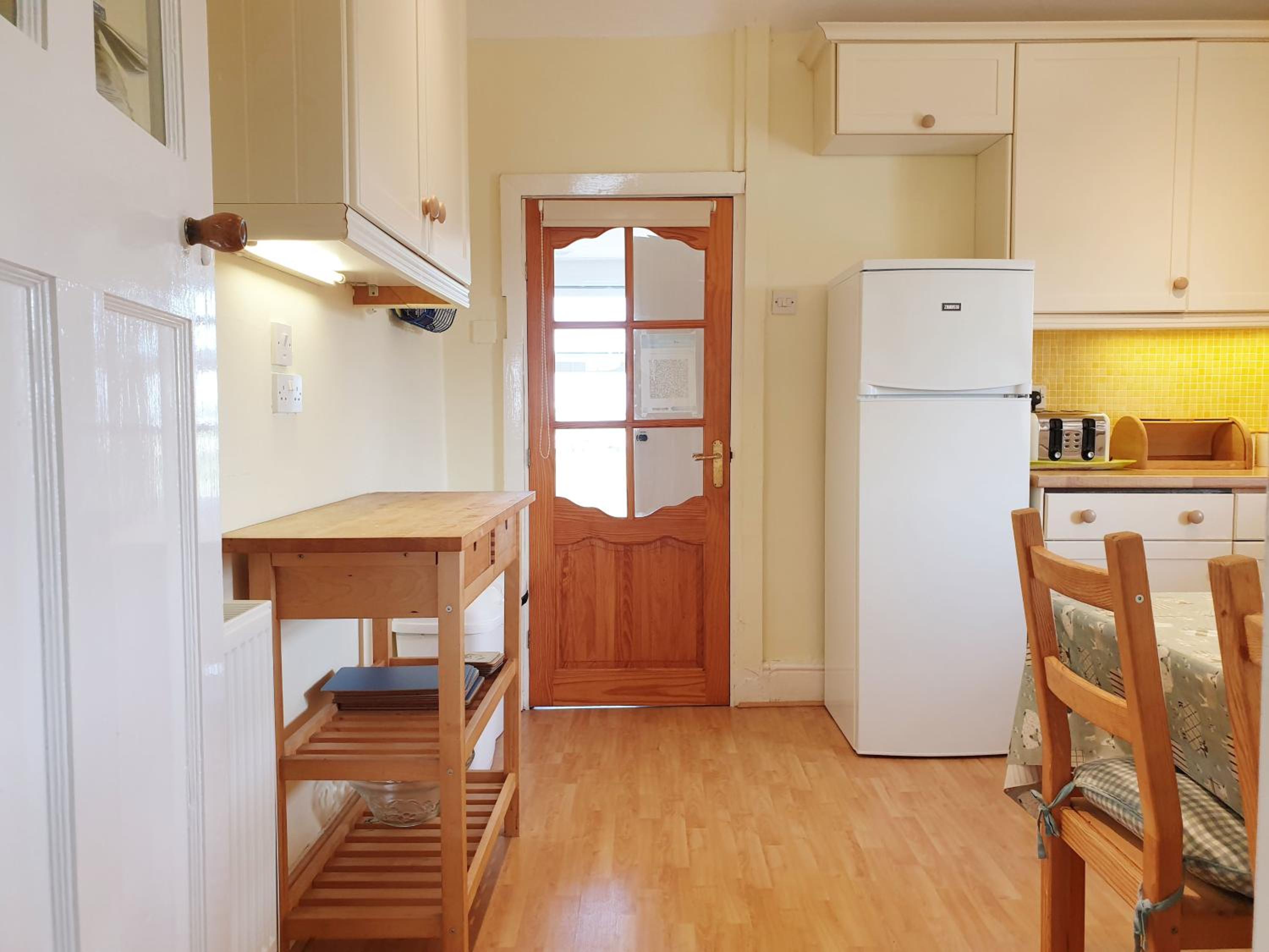 BRYN GORS-3 BED-FIRST FLOOR APT- YARDS FROM BEACH view 3