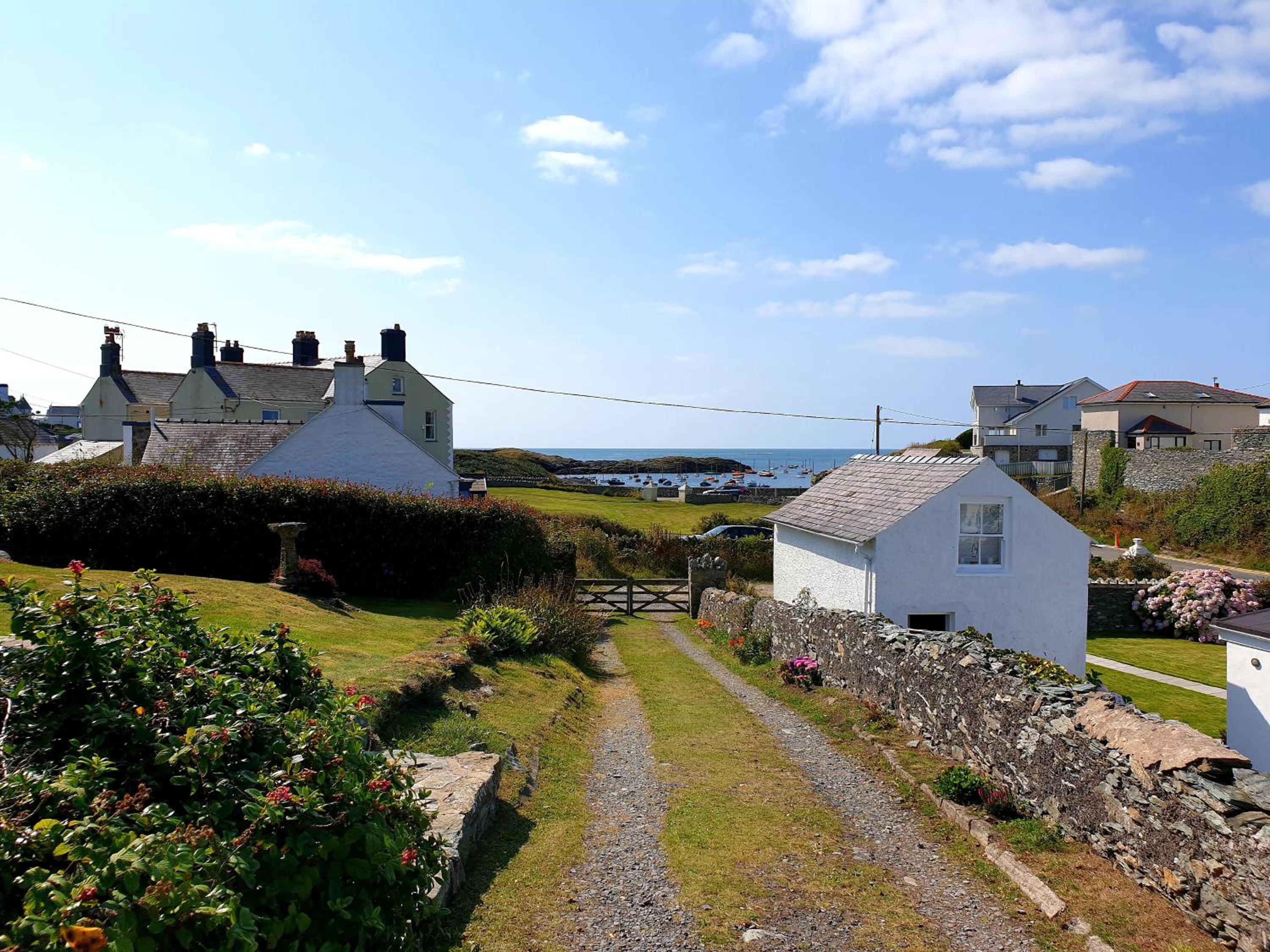BRYN GORS-3 BED-FIRST FLOOR APT- YARDS FROM BEACH view 5