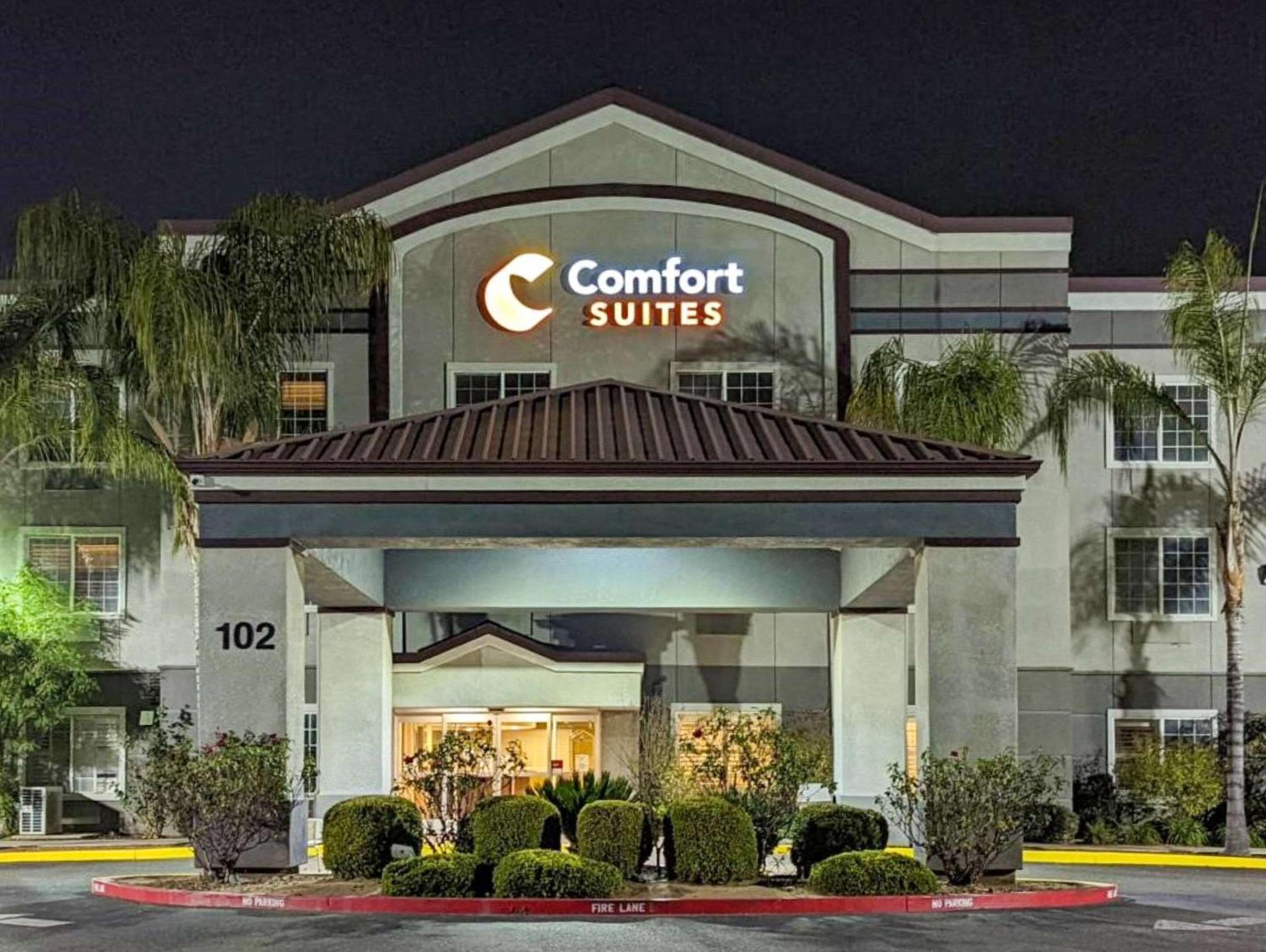 Hotel Comfort Suites Fresno River Park - Image 1