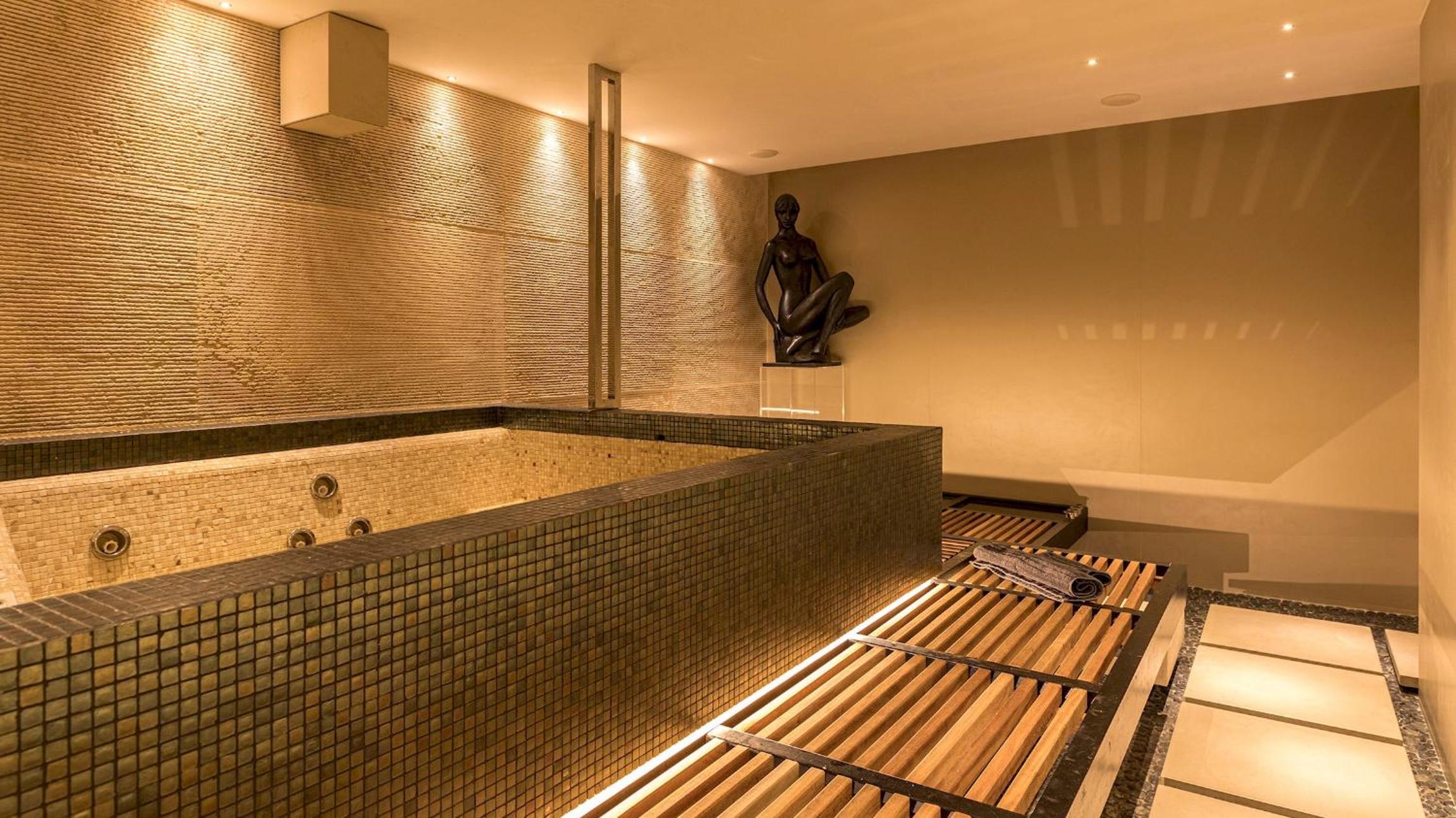 VILLA LE MANDRIE 7&2, Emma Villas view 5
