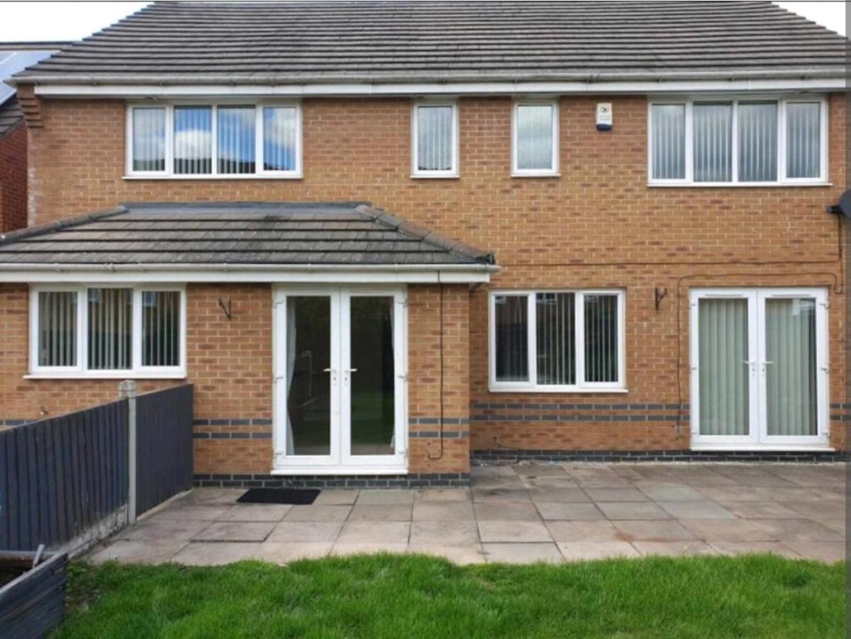 Walsall Vacations - Stunning 4-Bed House in Walsall - Property Image 1