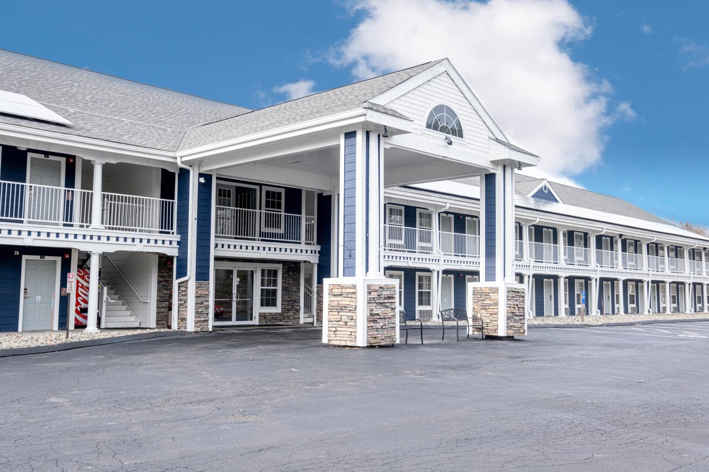 Hotel Hilltop Inn & Suites, near Foxwoods Casino - Image 1
