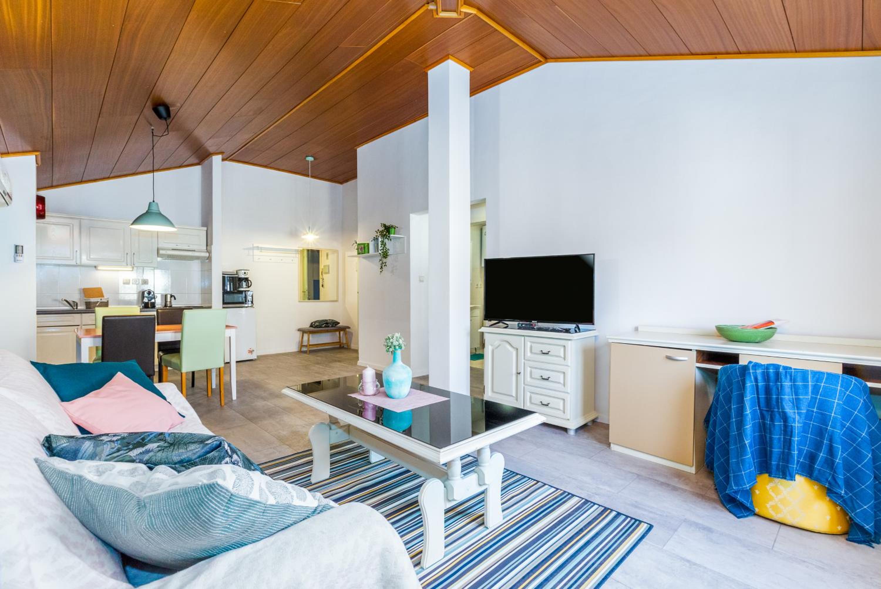 LARA deluxe SUPERIOR 5 star apartment, your piece of heaven by the sea & park