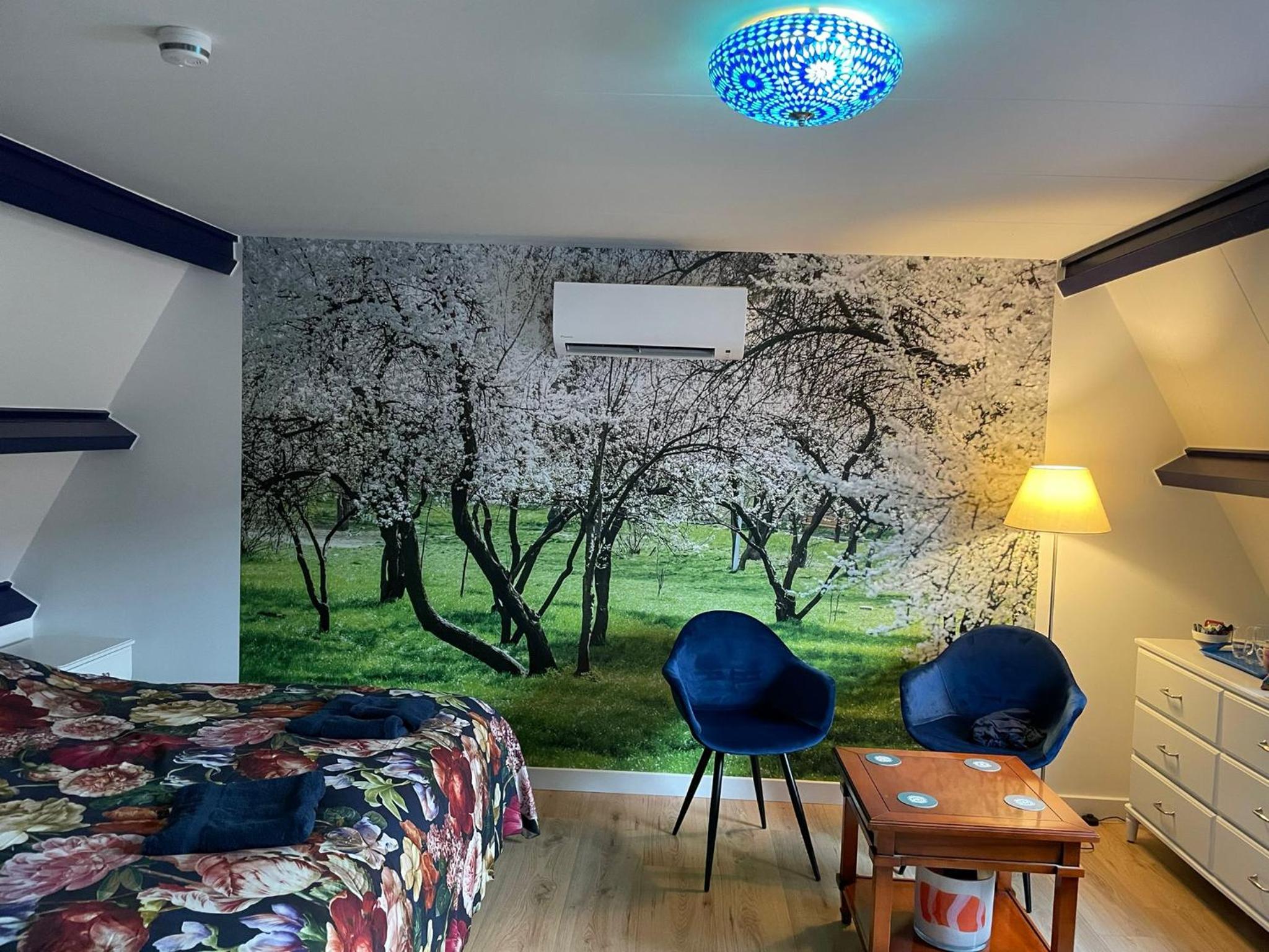 Hotel Cozy Bed and Breakfast - Image 1