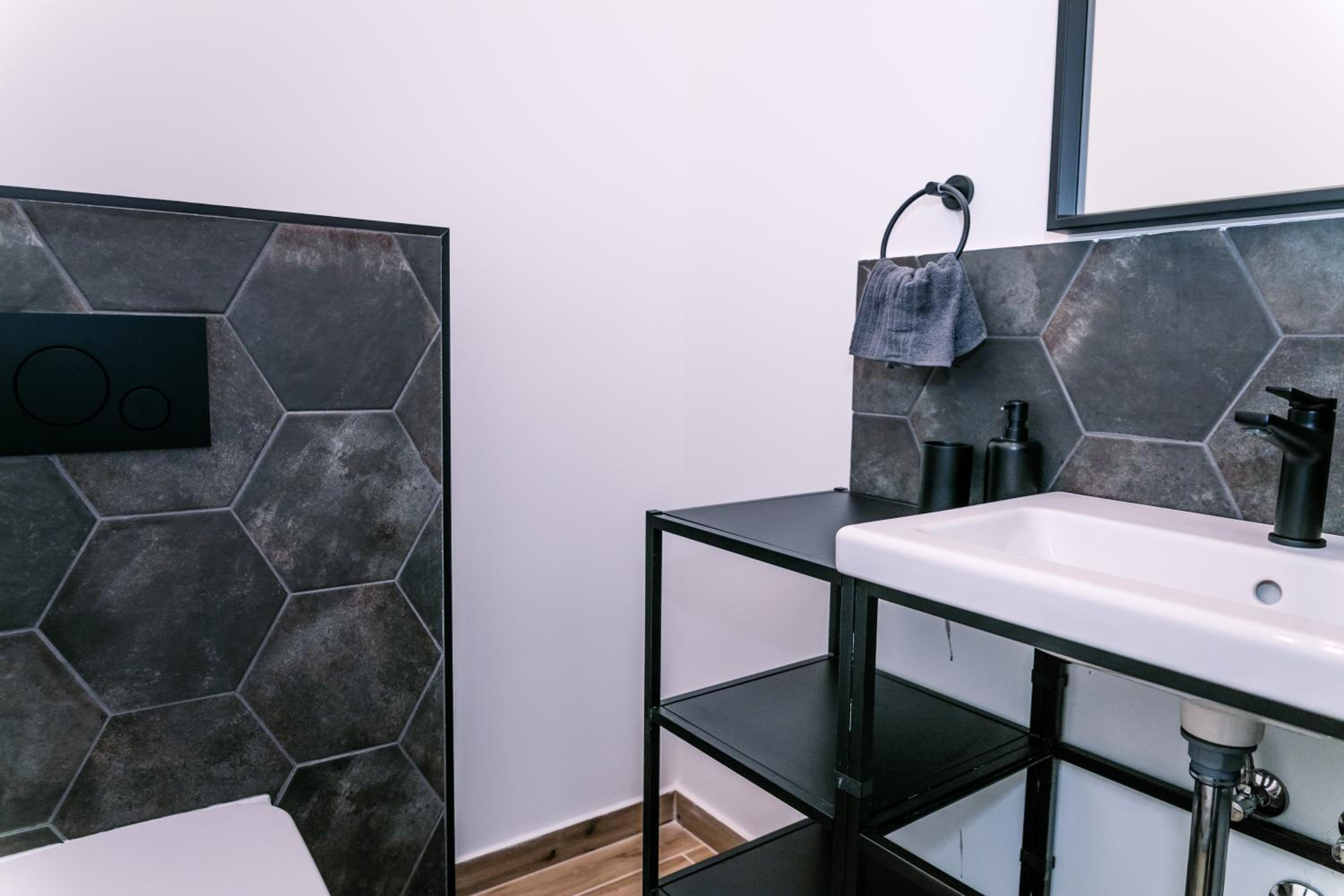 B15 - Wood&Black Apartman
