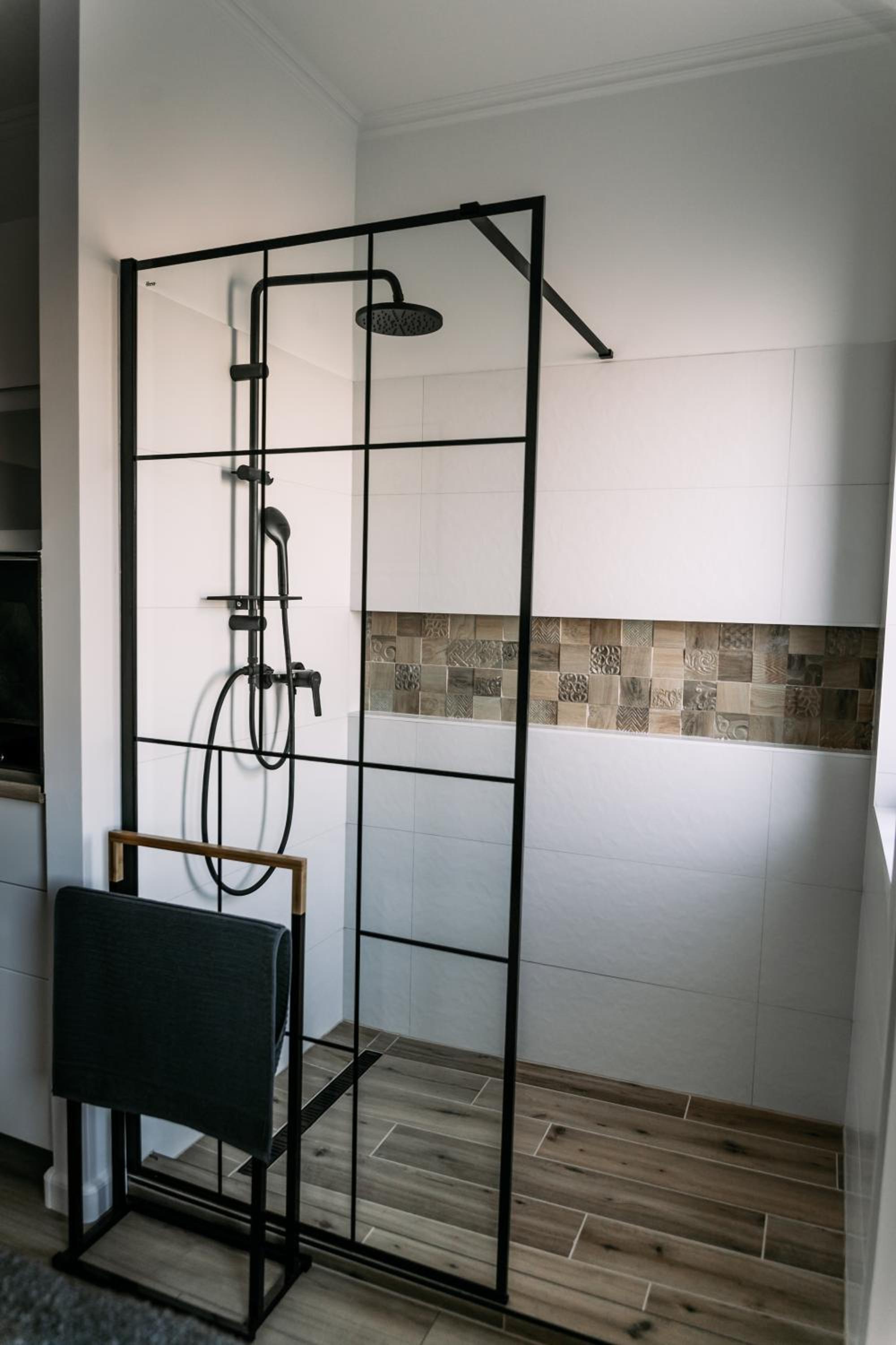 B15 - Wood&Black Apartman