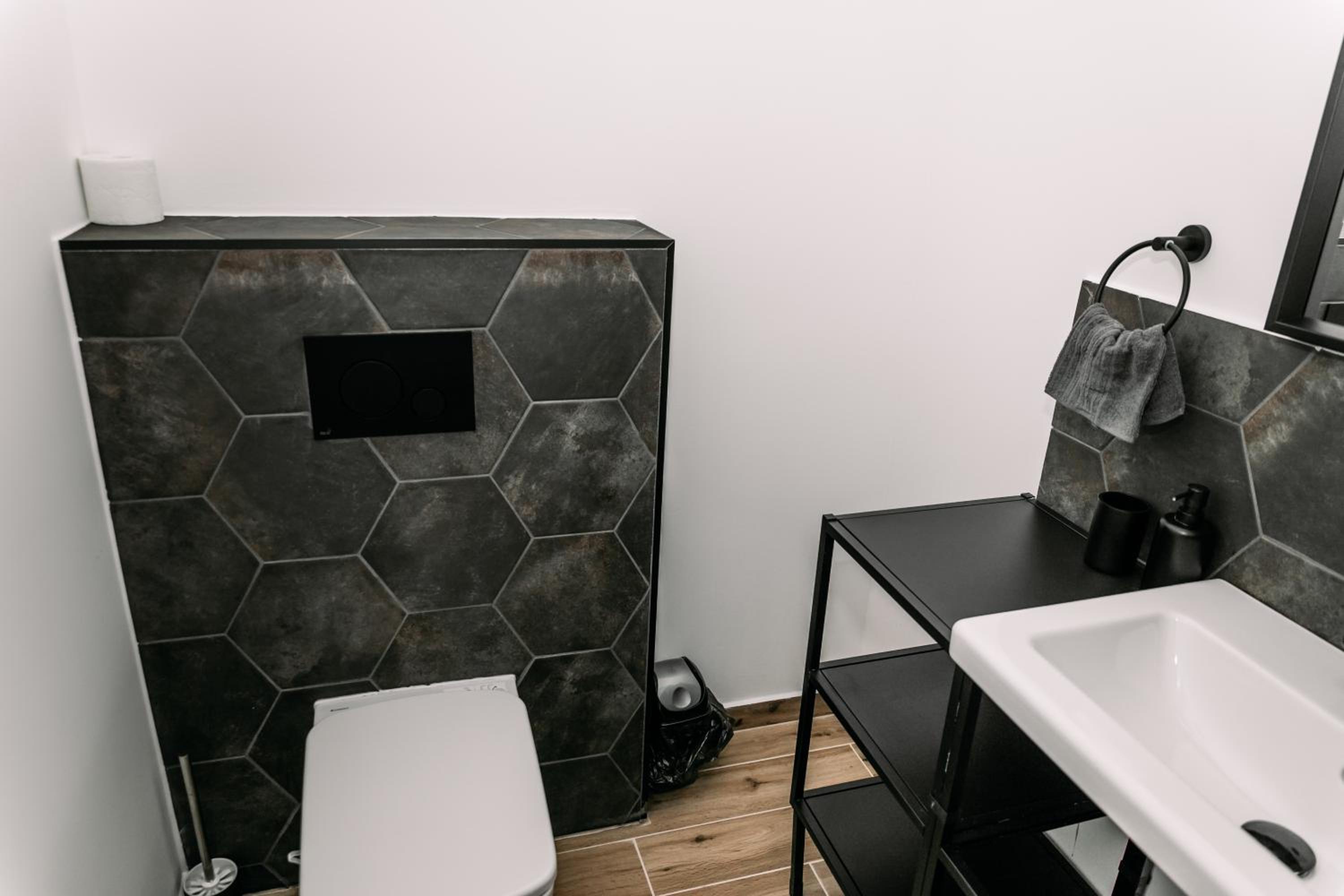 B15 - Wood&Black Apartman