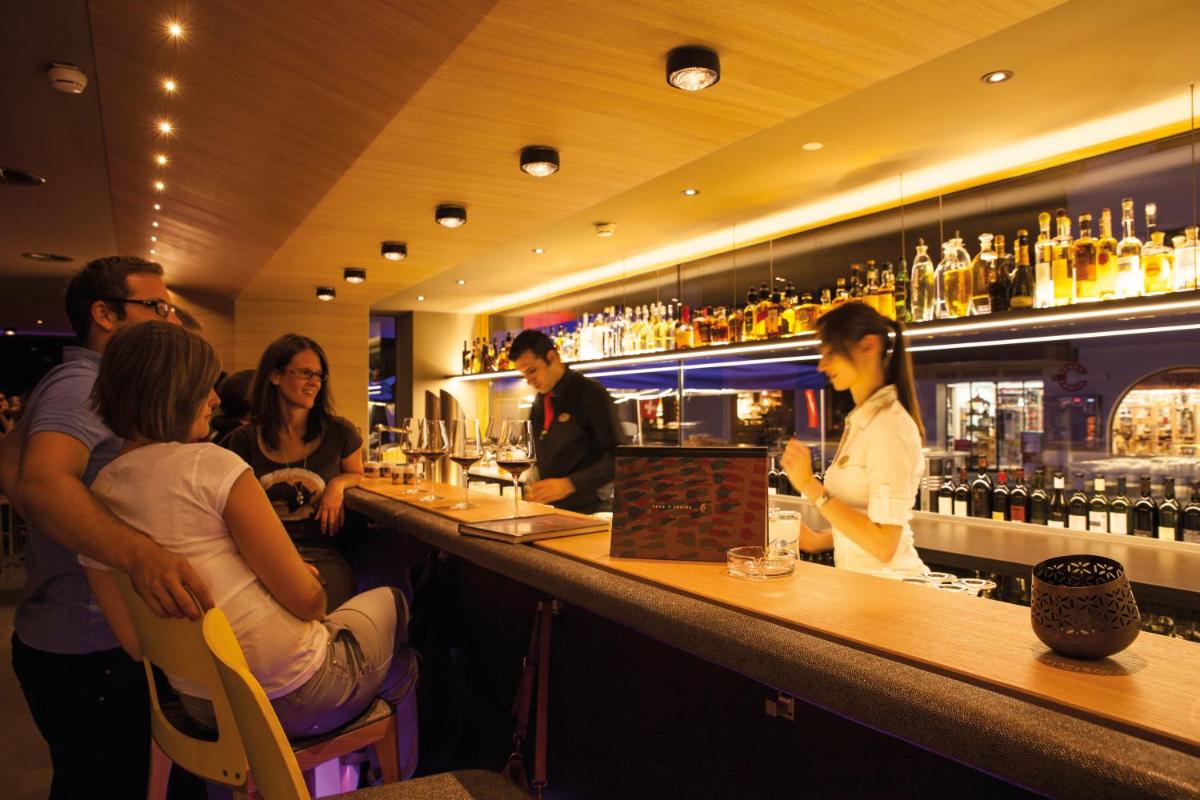 bar