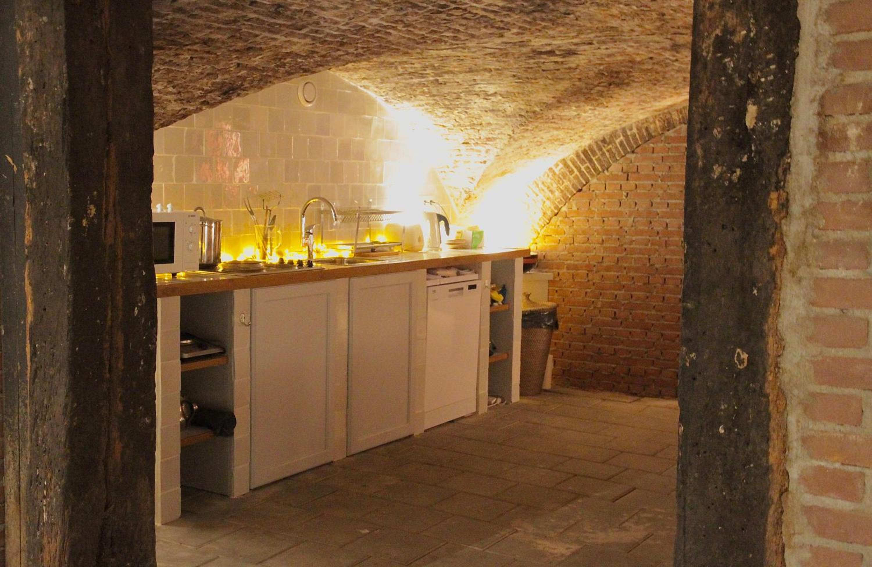 Top-notch space along canal in historic centre