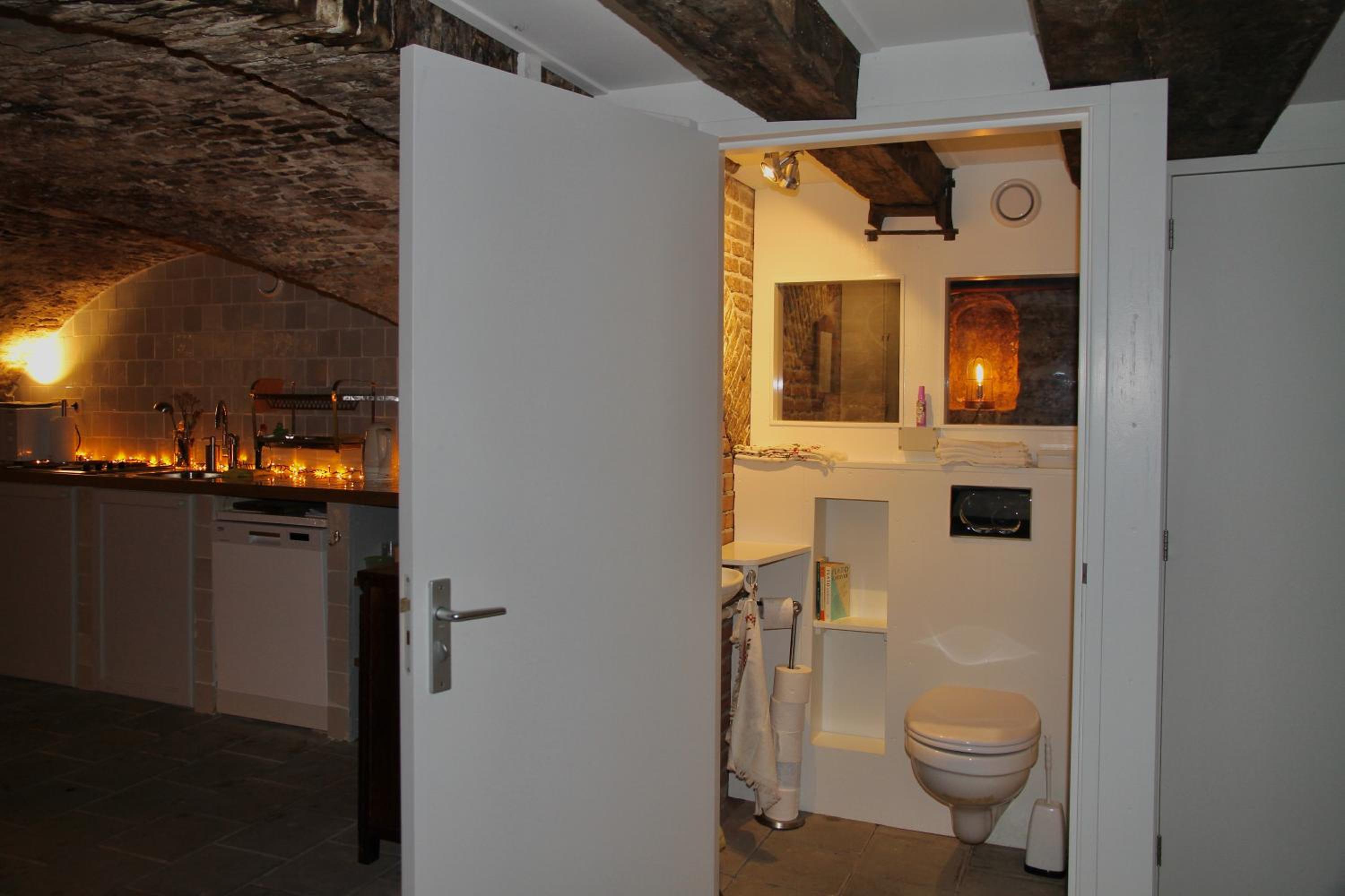Top-notch space along canal in historic centre