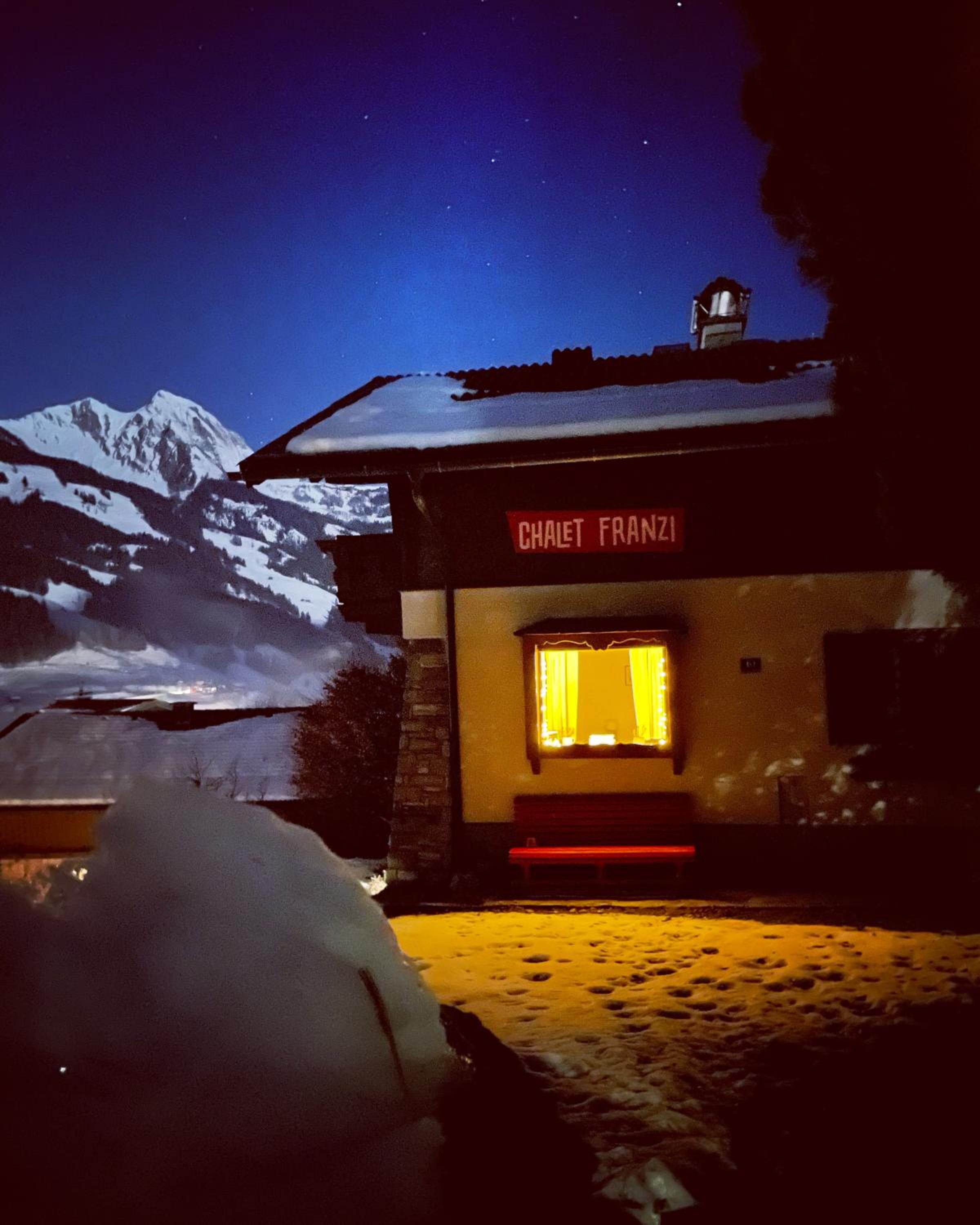 Chalet Franzi - Ruhiges Chalet mit Bergblick, Garten und gratis Eintritt ins Solarbad