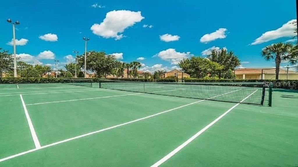 3 BR 2 Miles to Disney, pool, free WiFi and more townhouse