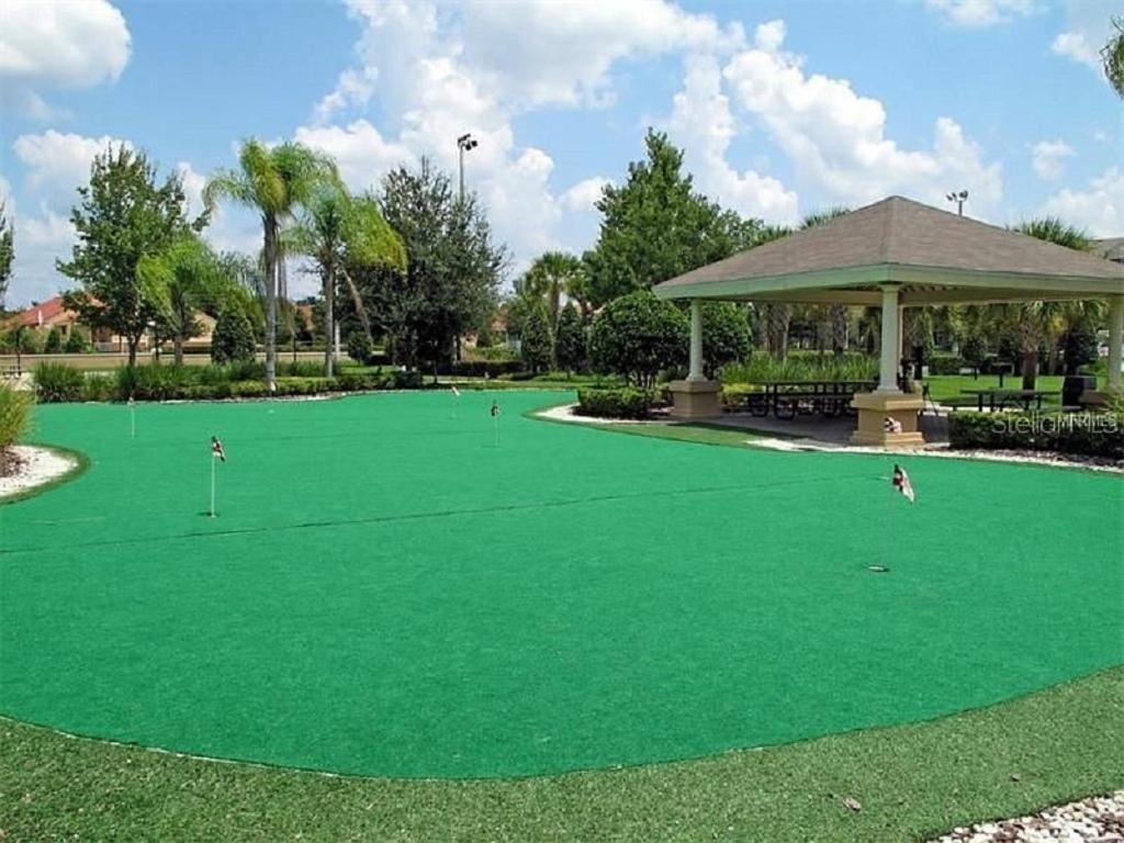 3 BR 2 Miles to Disney, pool, free WiFi and more townhouse
