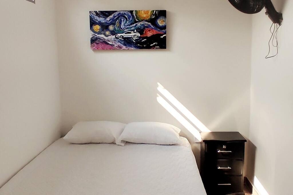 Hermoso apartamento con servicios y garaje.
