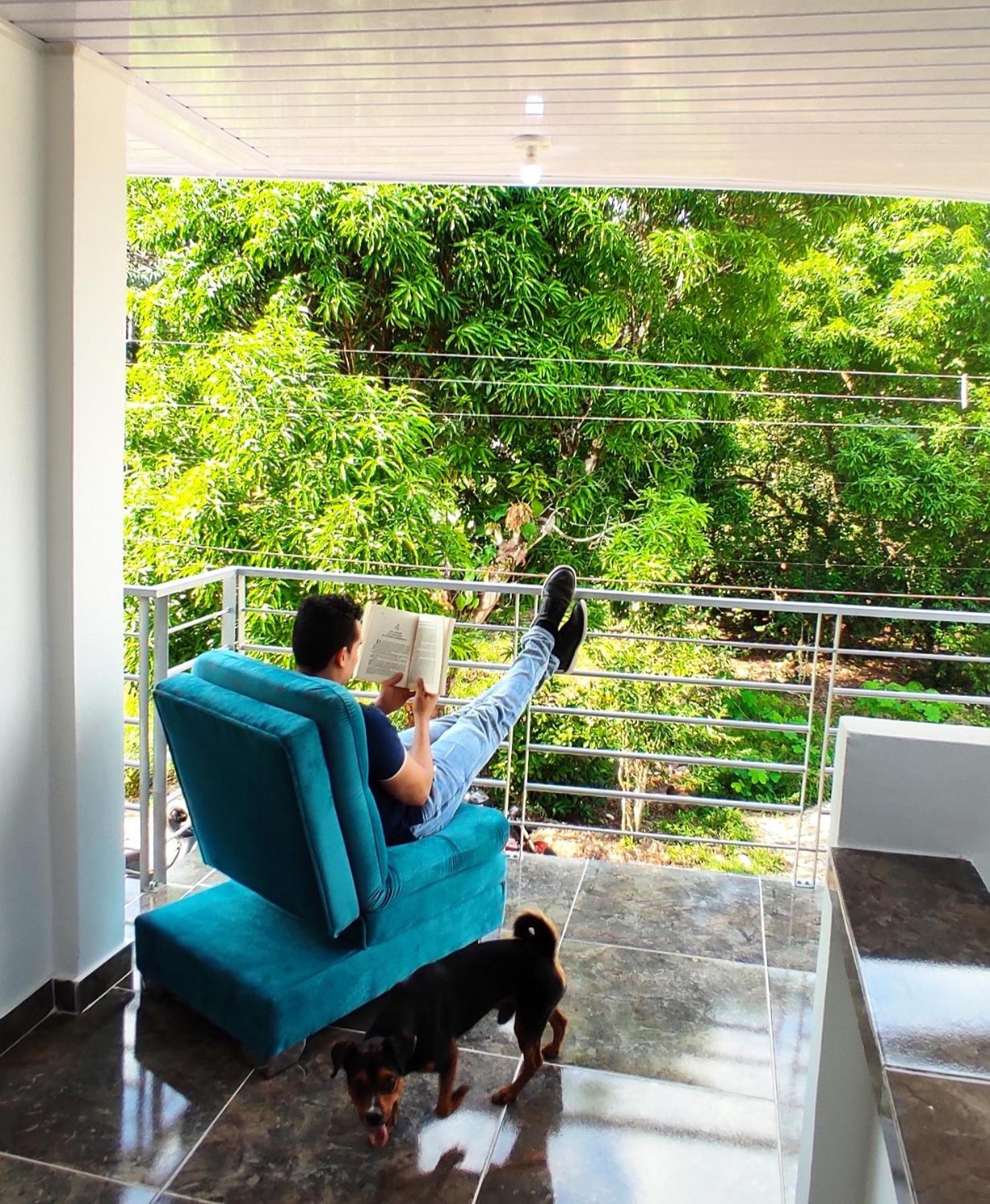 Hermoso apartamento con servicios y garaje.