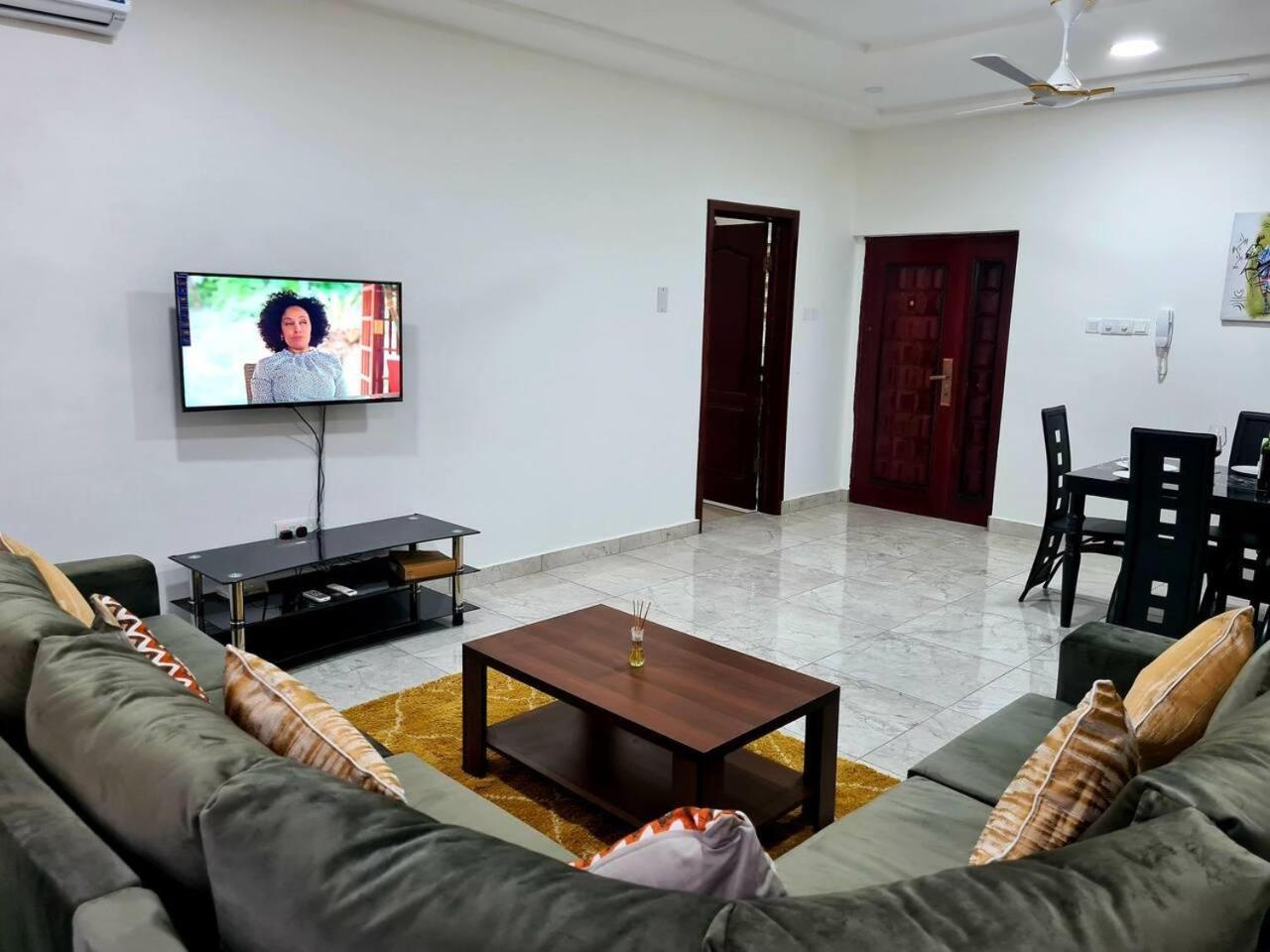 Gorgeous Quiet & Comfy-Close to Highway-Parking view 2