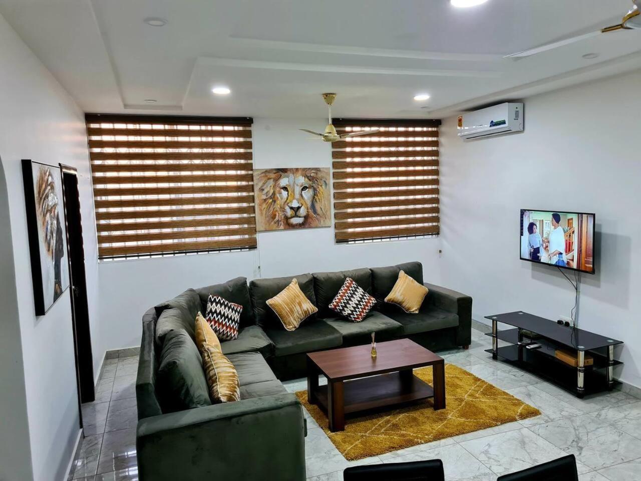 Gorgeous Quiet & Comfy-Close to Highway-Parking view 4