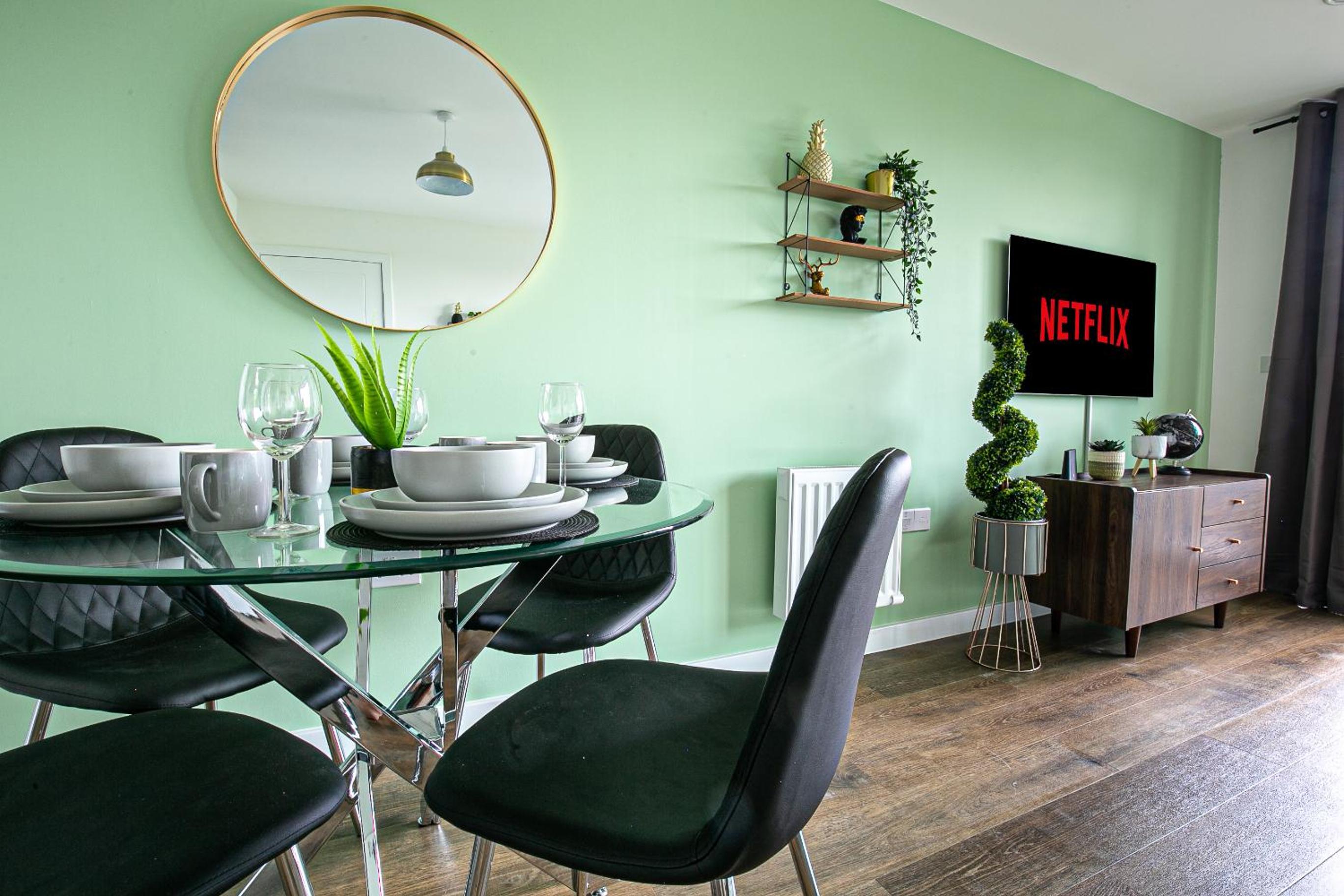Penthouse Apartment - City Centre - Secure Parking, Balcony, Self-Check-In, Fast Wifi and Smart TV with Netflix by Yoko Property view 3