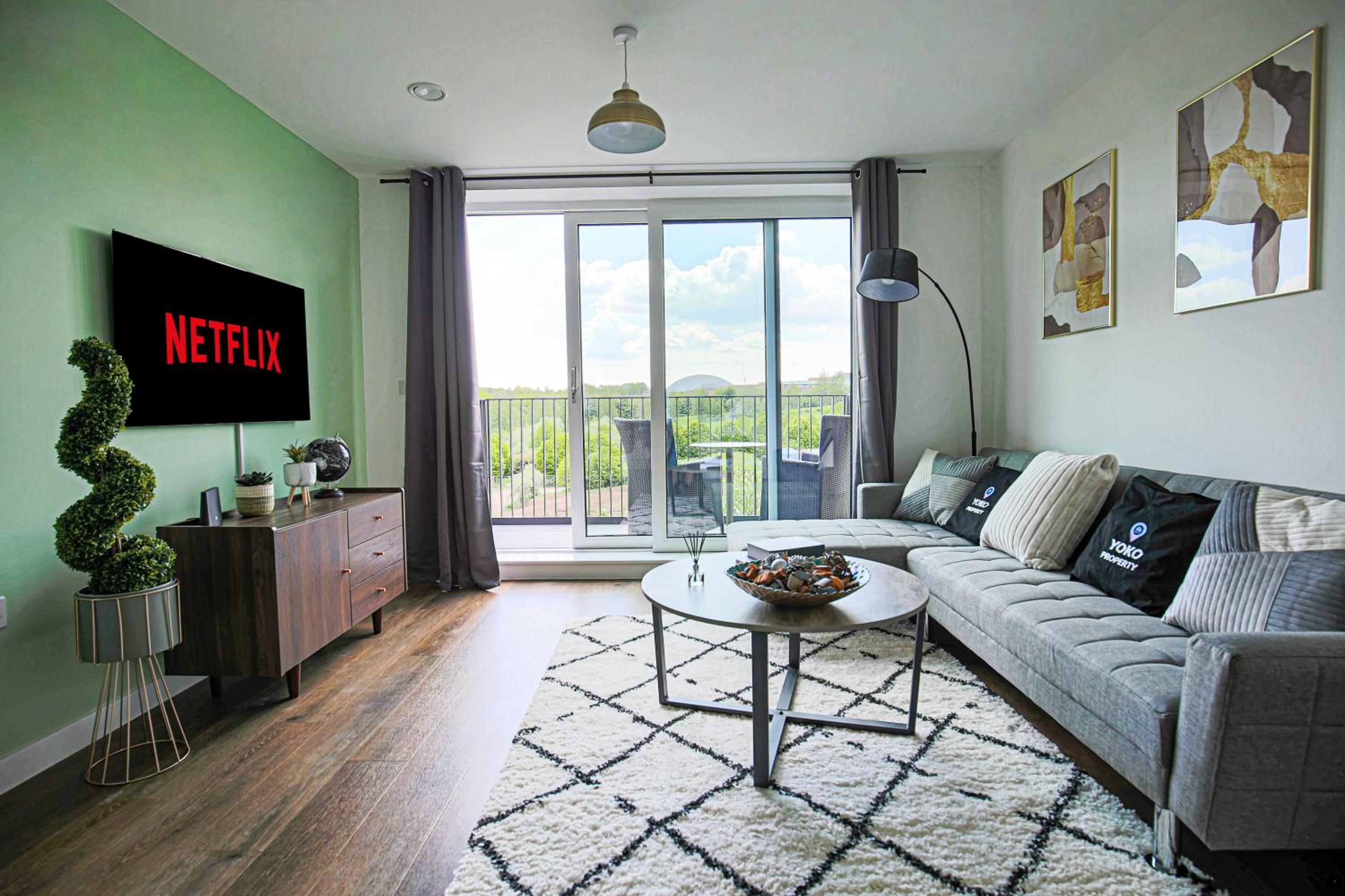 Penthouse Apartment - City Centre - Secure Parking, Balcony, Self-Check-In, Fast Wifi and Smart TV with Netflix by Yoko Property view 2