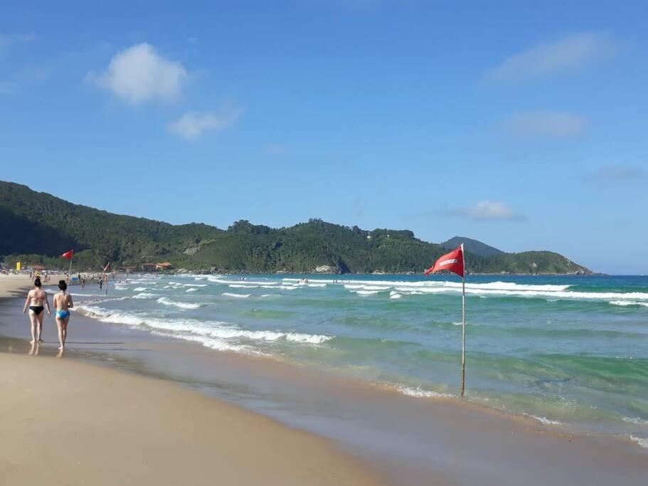 Lindo apartamento na praia de Mariscal Pé na areia