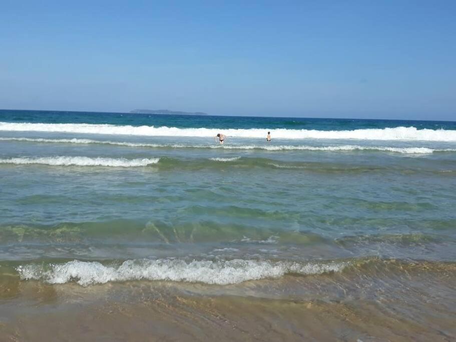 Lindo apartamento na praia de Mariscal Pé na areia