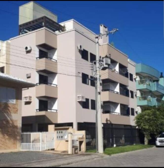 Lindo apartamento na praia de Mariscal Pé na areia