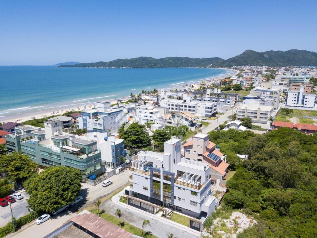 Lindo apartamento na praia de Mariscal Pé na areia