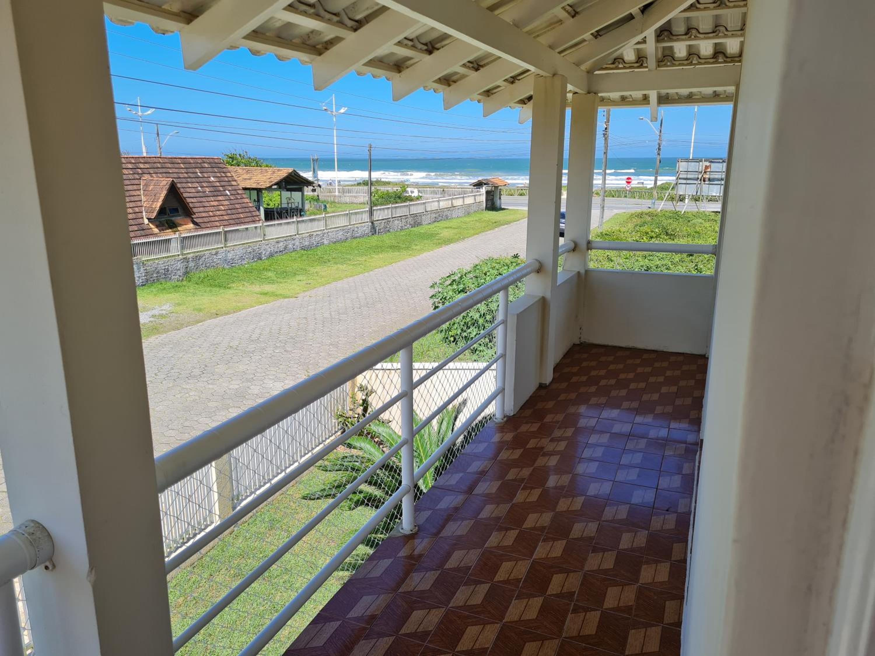 Ampla casa com 5 quartos e vista para o mar