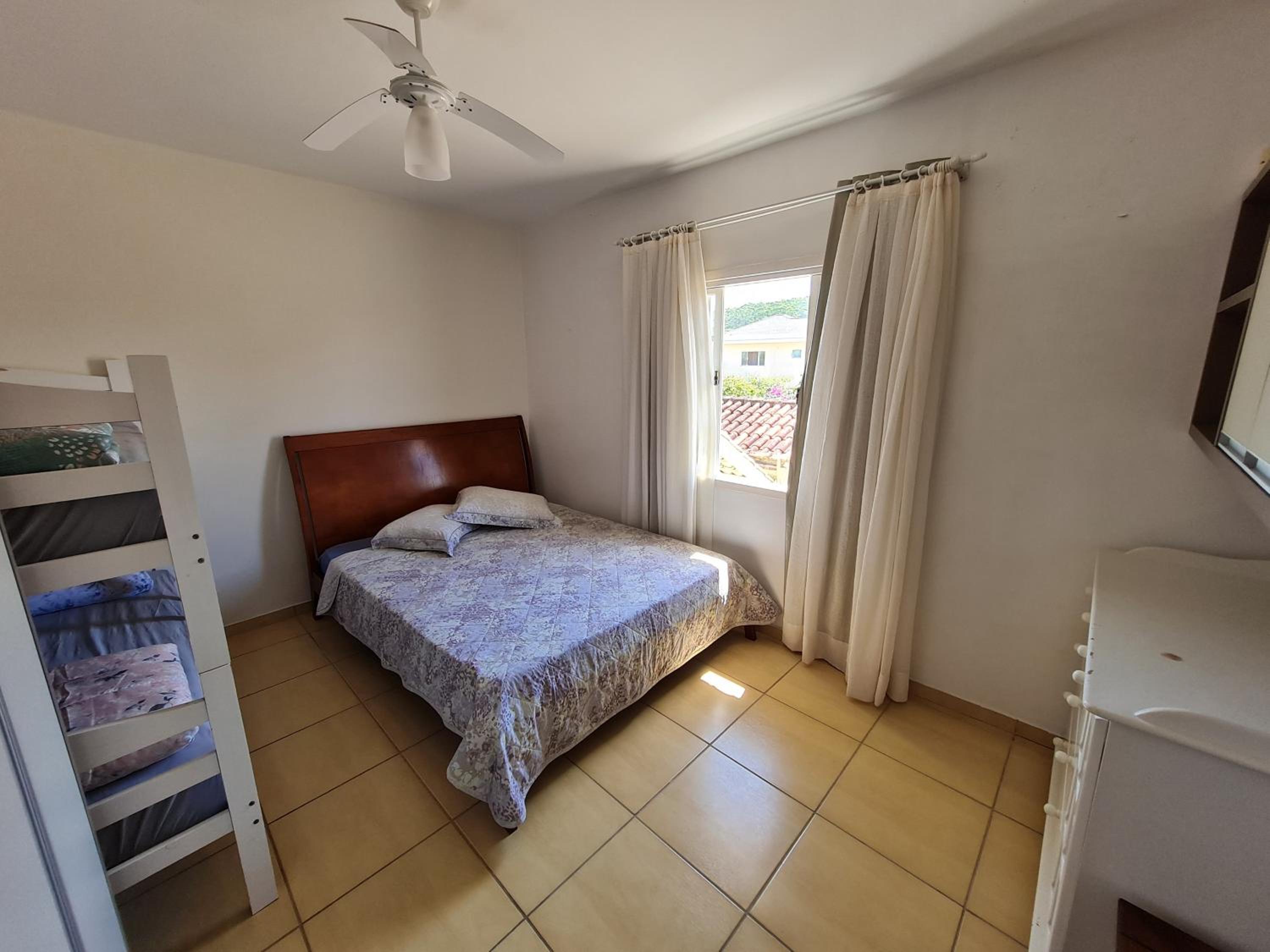Ampla casa com 5 quartos e vista para o mar