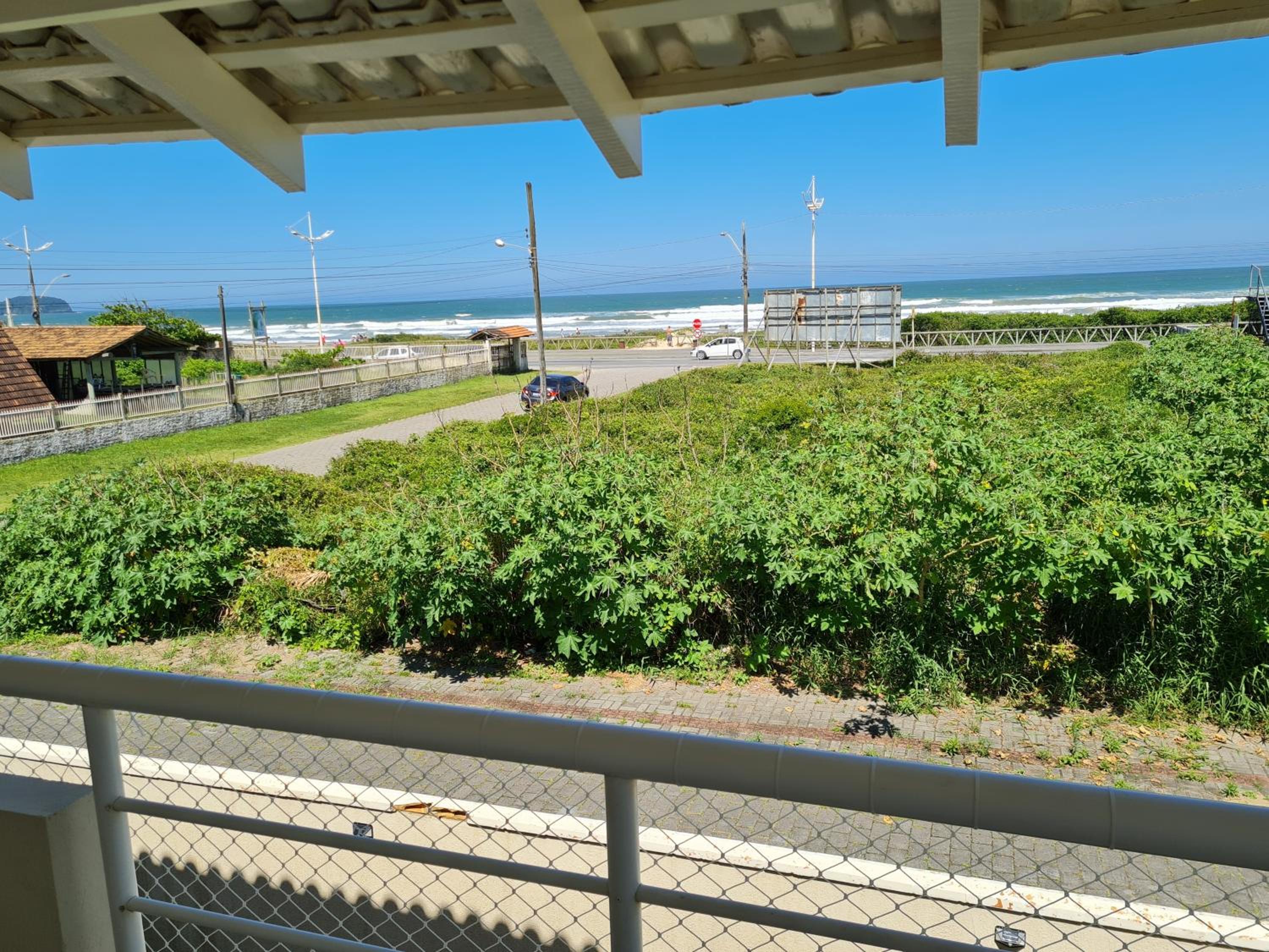 Ampla casa com 5 quartos e vista para o mar