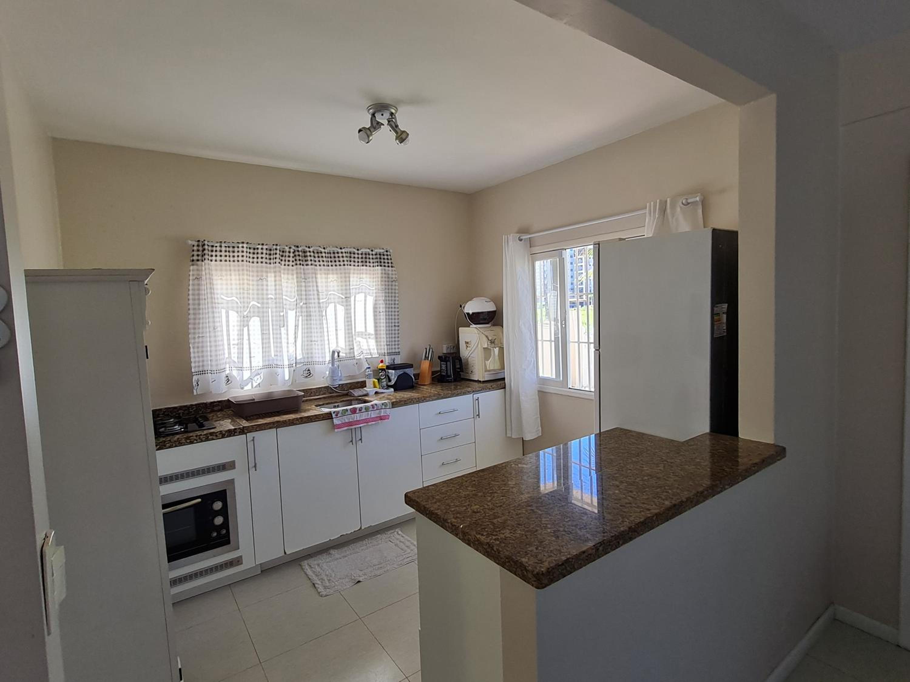 Ampla casa com 5 quartos e vista para o mar
